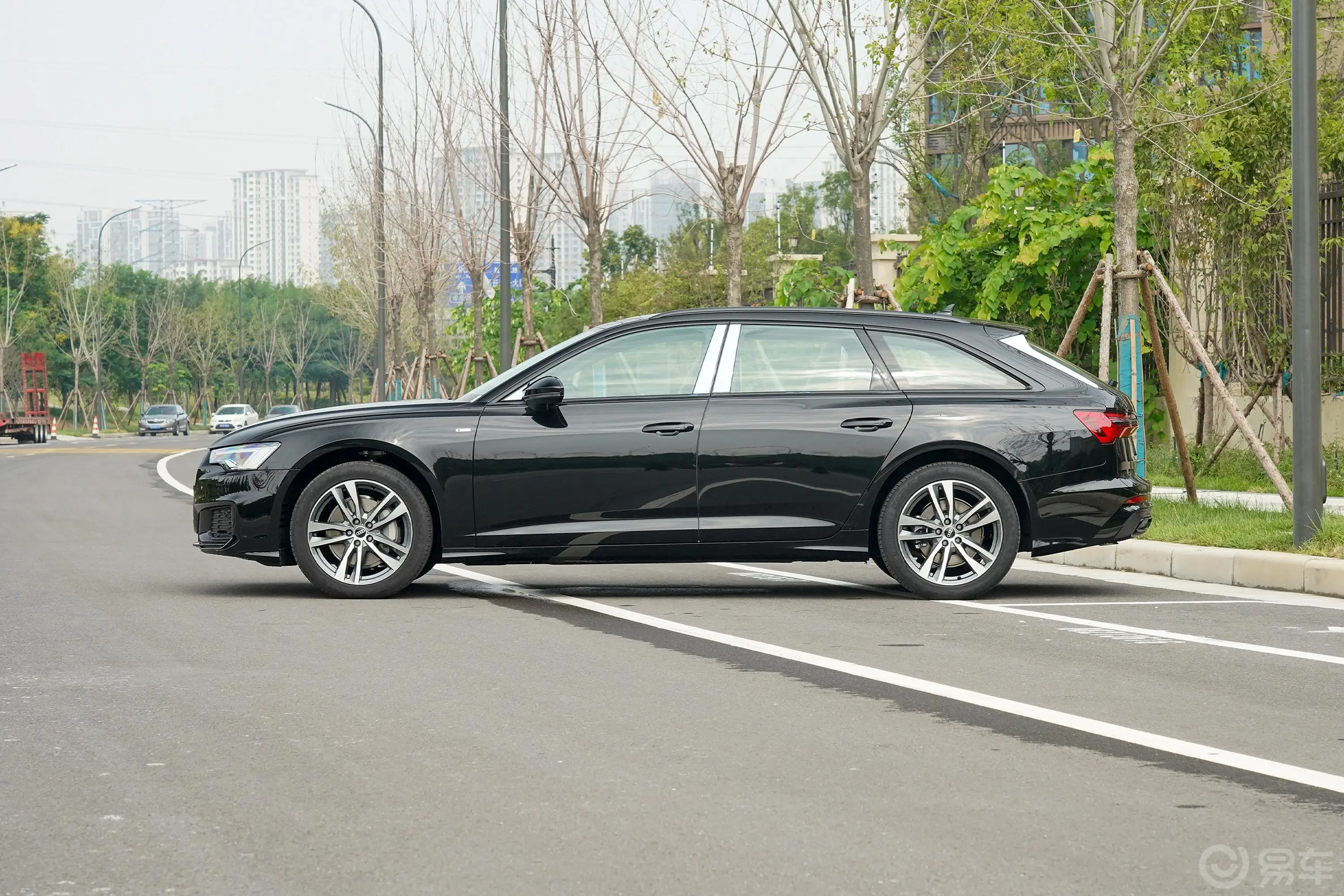 奥迪A6Avant 先锋派 45 TFSI 臻选动感型正侧车头向左水平