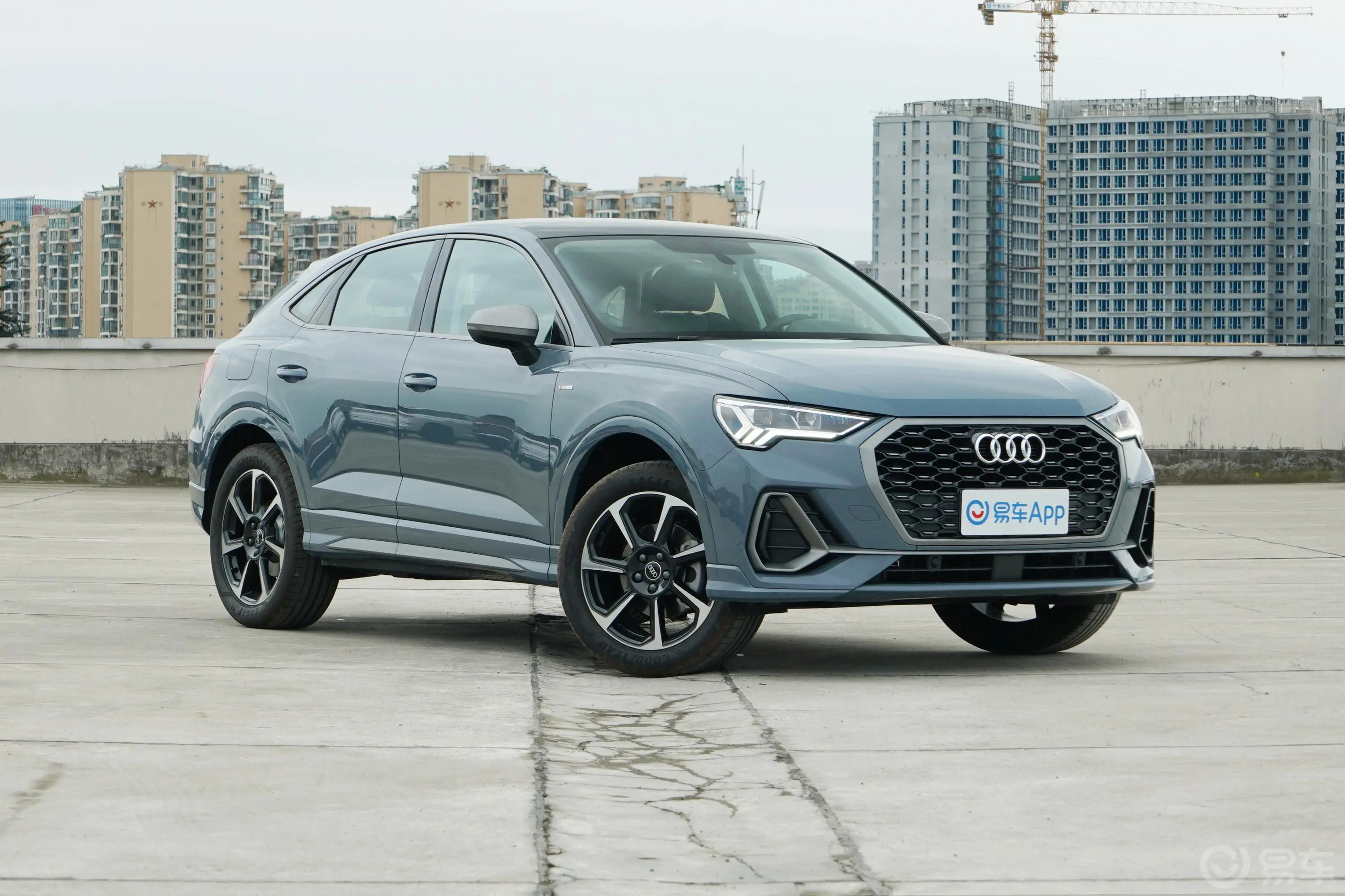 奥迪Q3 Sportback40 TFSI RS套件燃速型侧前45度车头向右水平