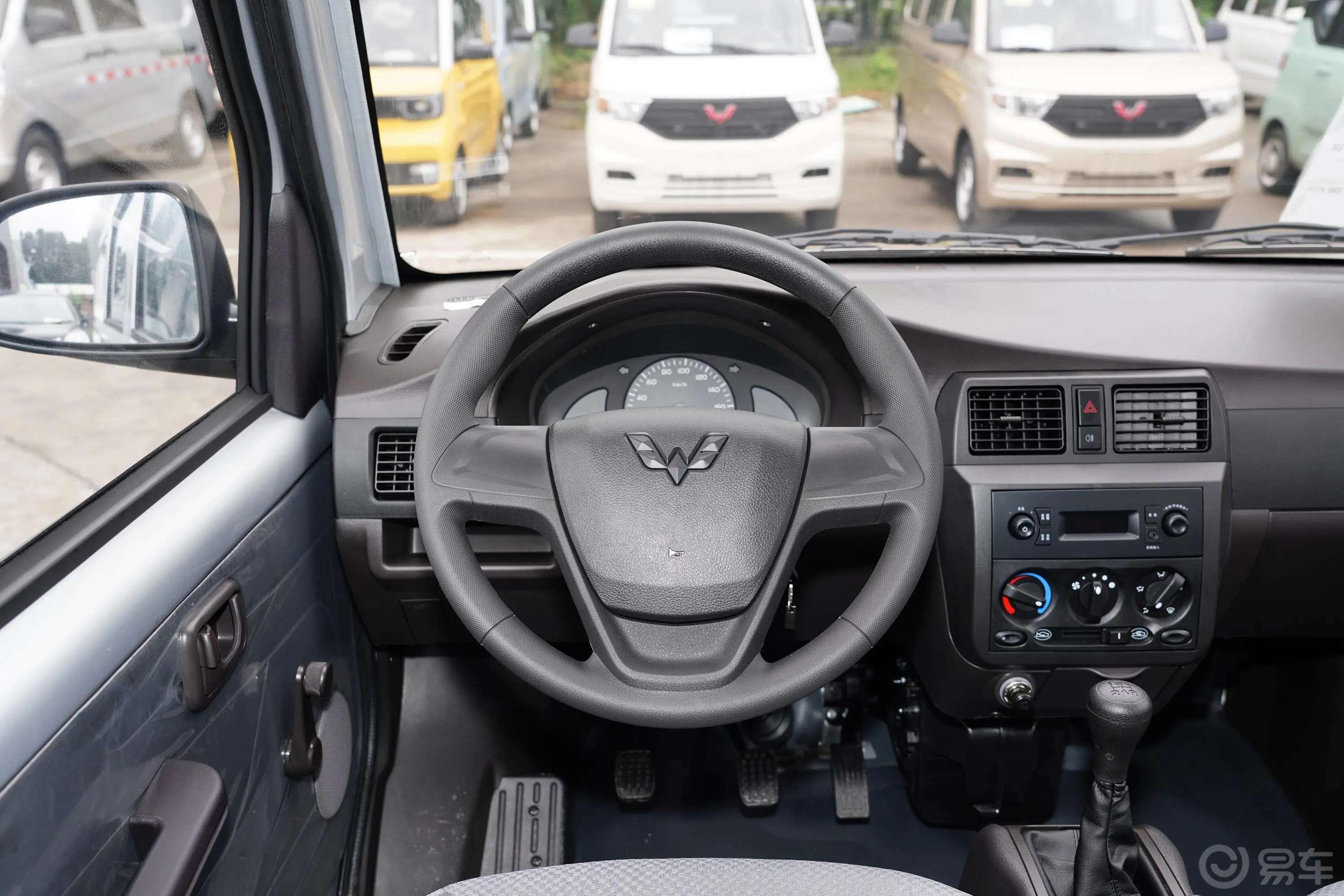 五菱荣光1.5L 手动 加长标准型 封窗车(空调版) 5座 国VI方向盘