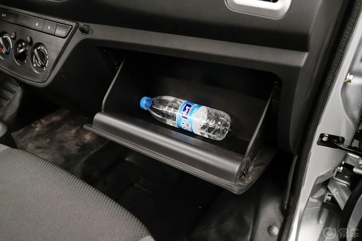 神骐T301.6L 单排3.6米标准车舒适型手套箱空间水瓶横置