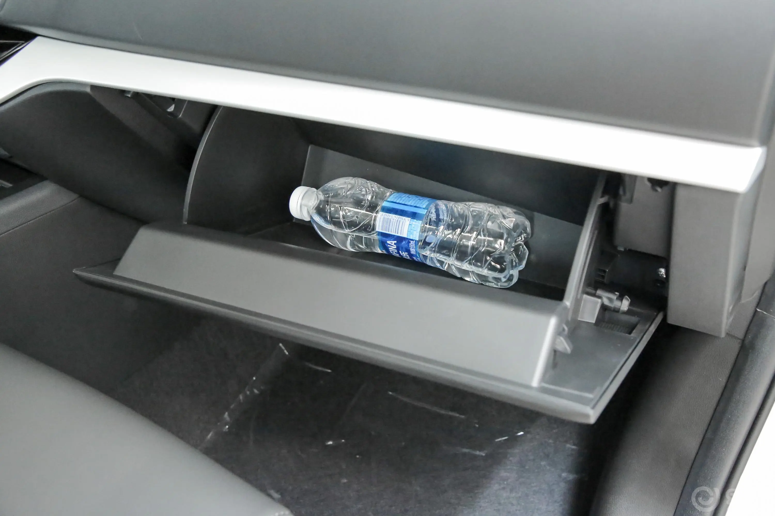 炫界1.5L CVT尊享版手套箱空间水瓶横置