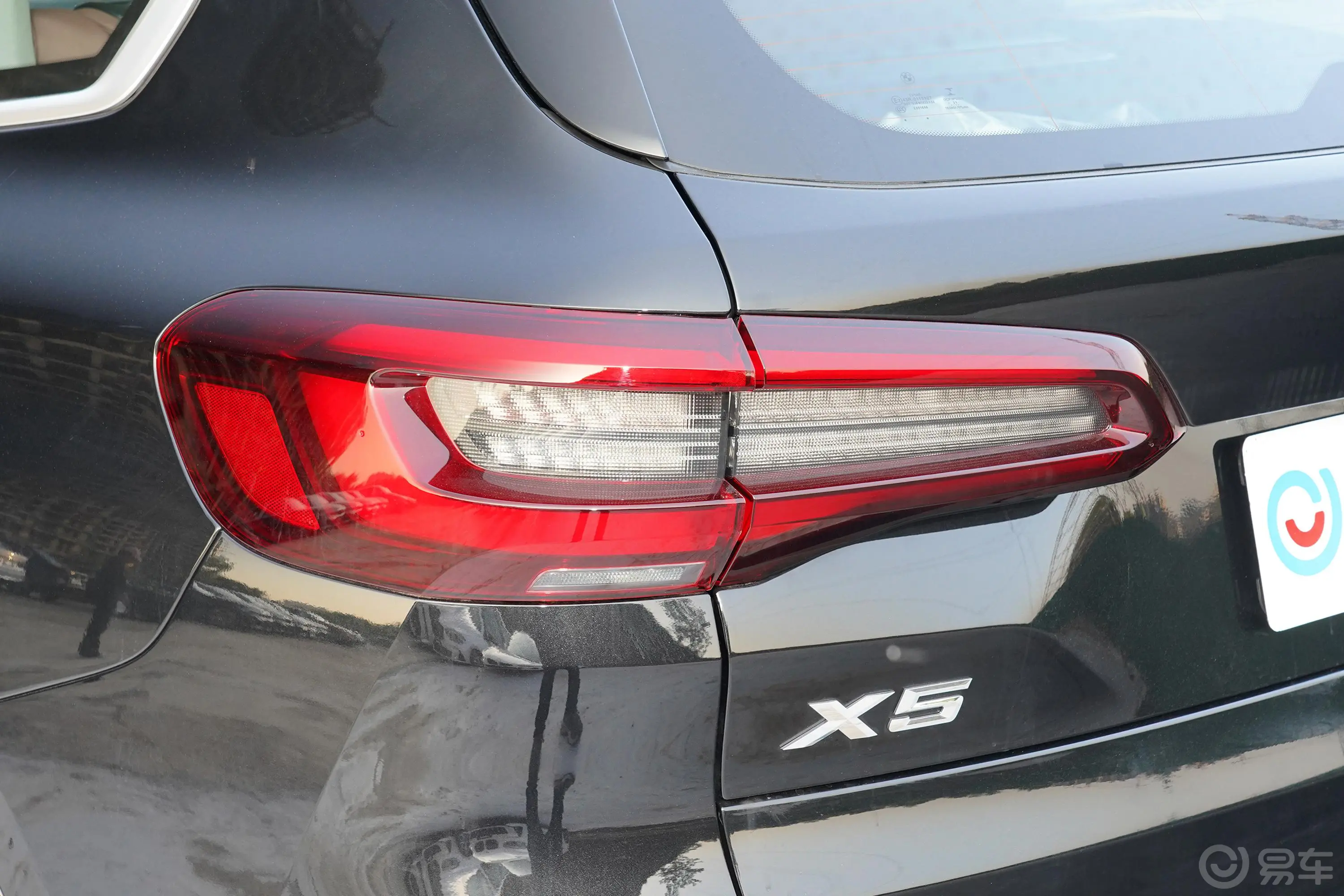 宝马X5 插电混动(进口)改款 xDrive45e M运动套装尾灯侧45度俯拍