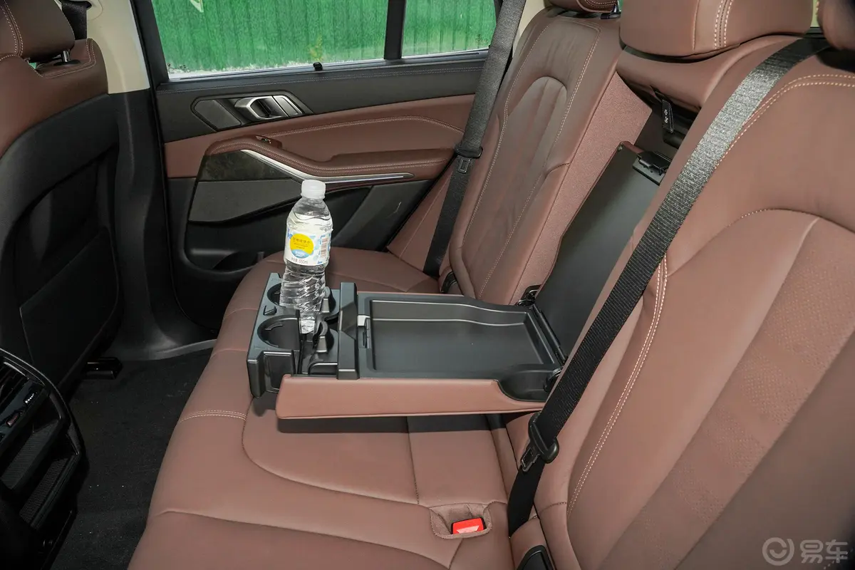 宝马X5 插电混动(进口)改款 xDrive45e M运动套装后排杯架