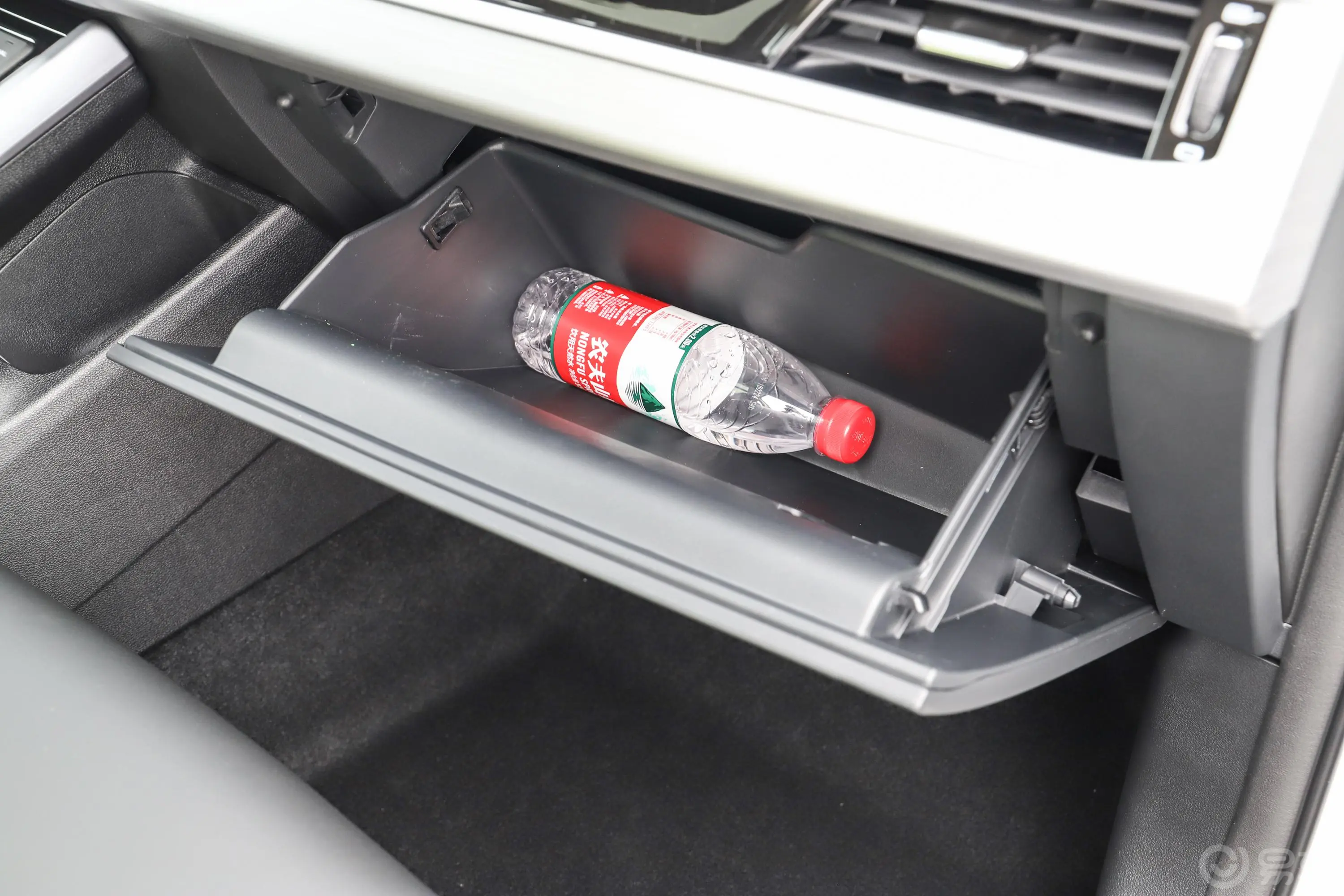 博越1.8TD 双离合 两驱 亚运舒适版手套箱空间水瓶横置