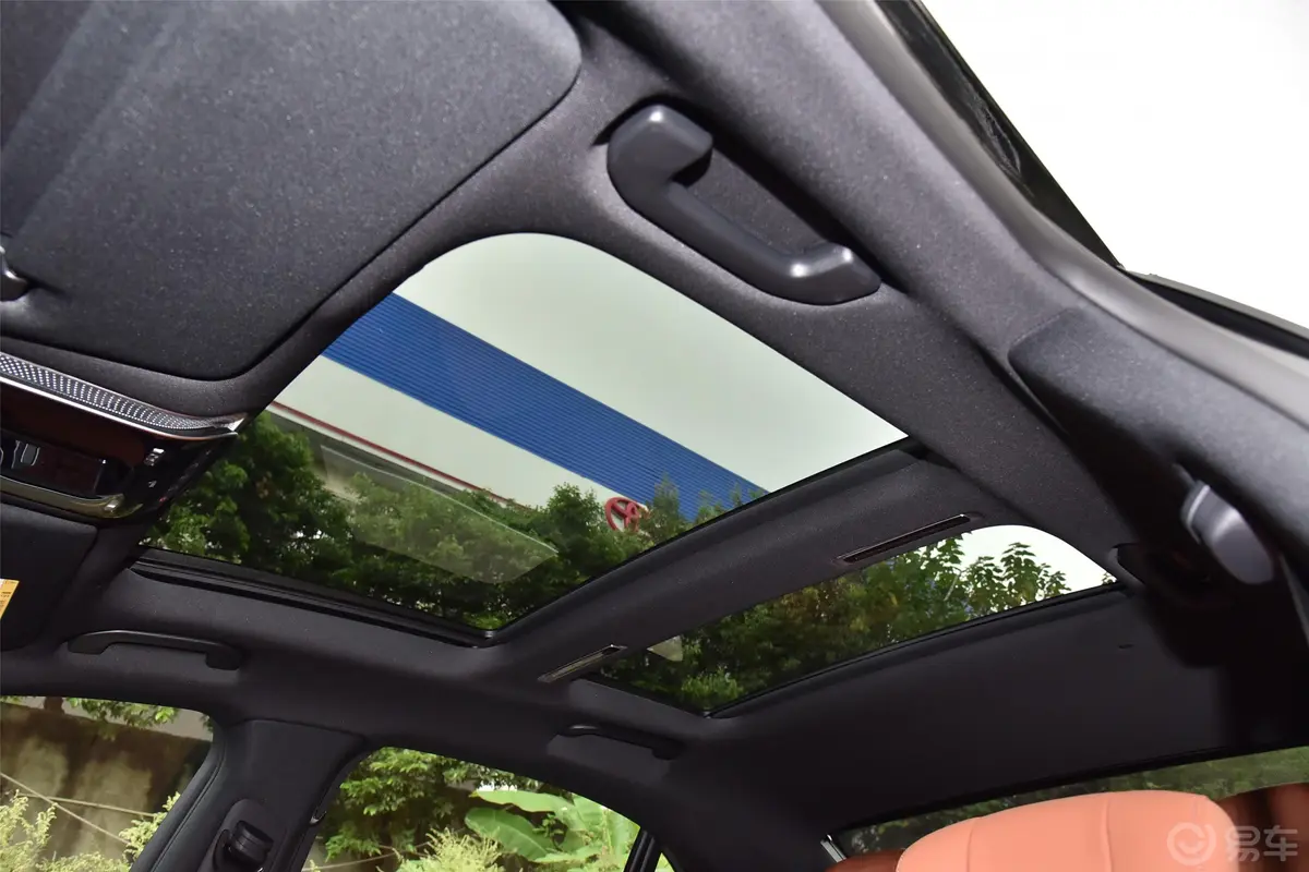 奔驰S级改款 S 400 L 豪华型天窗内拍关闭