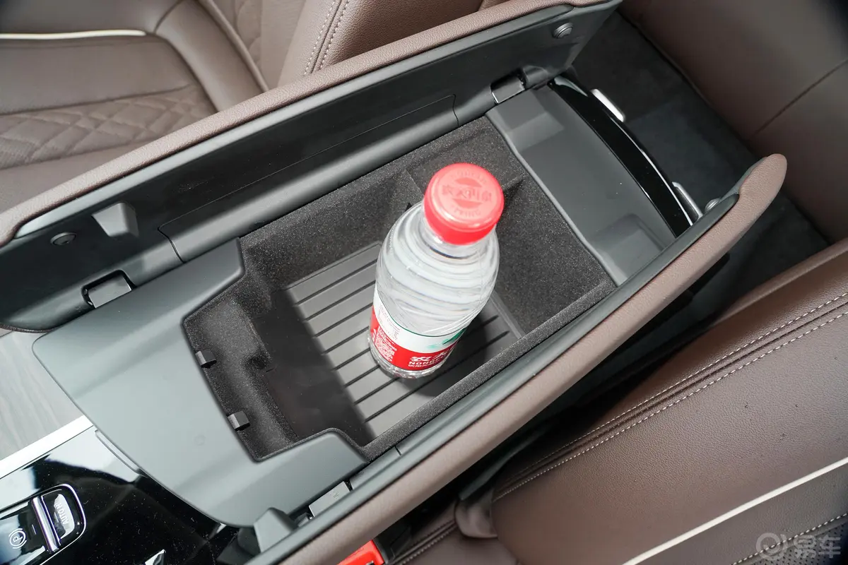 宝马5系530Li xDrive 豪华套装前排扶手箱储物格