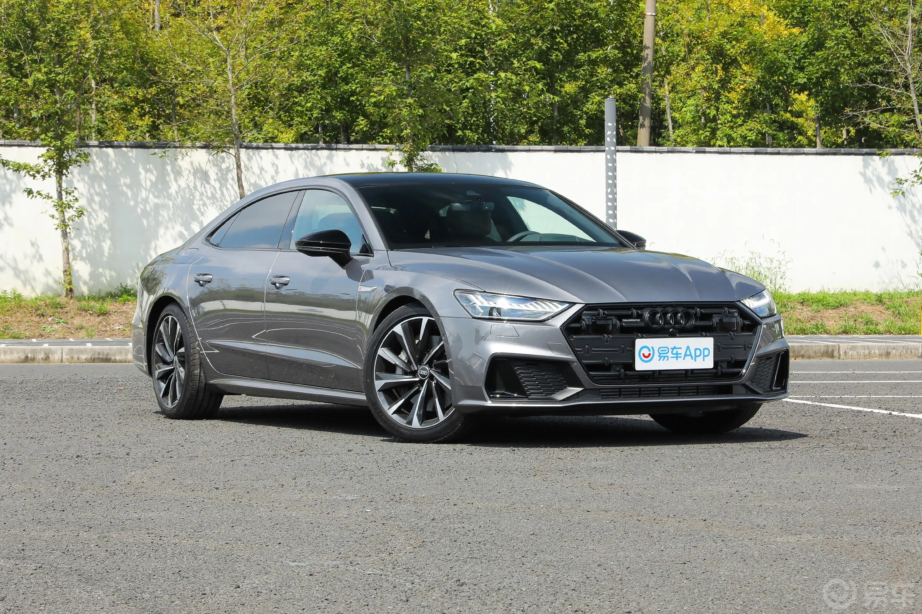 奥迪A7L55 TFSI quattro S-line 先见版侧前45度车头向右水平