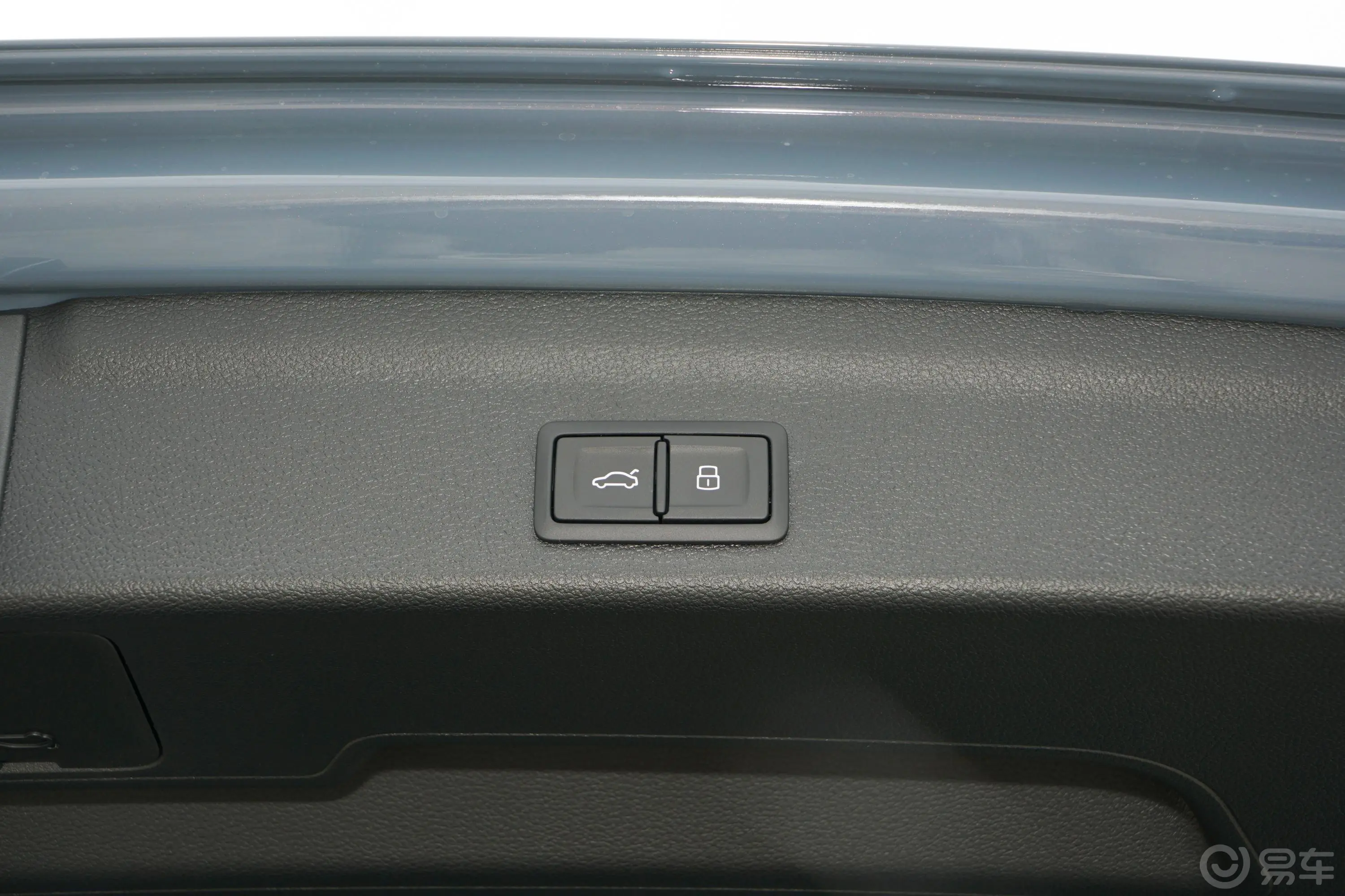 奥迪Q340 TFSI RS套件燃速型电动尾门按键（手动扶手）