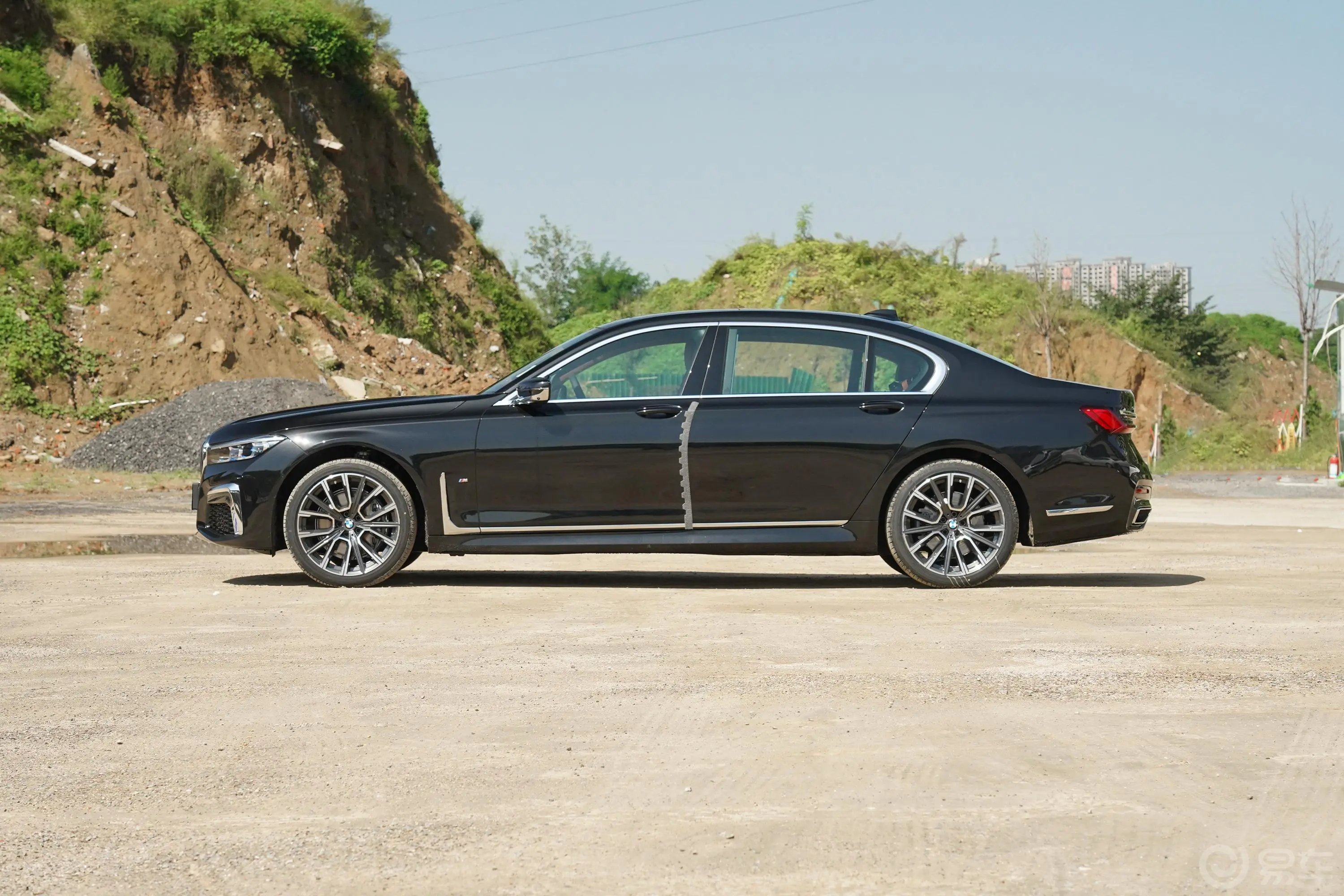 宝马7系740Li xDrive 行政型 M运动套装外观