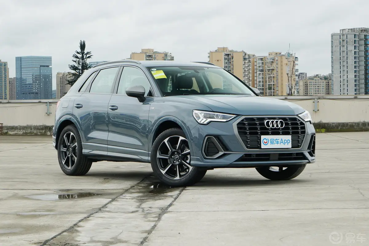 奥迪Q340 TFSI RS套件燃速型发动机舱盖内侧