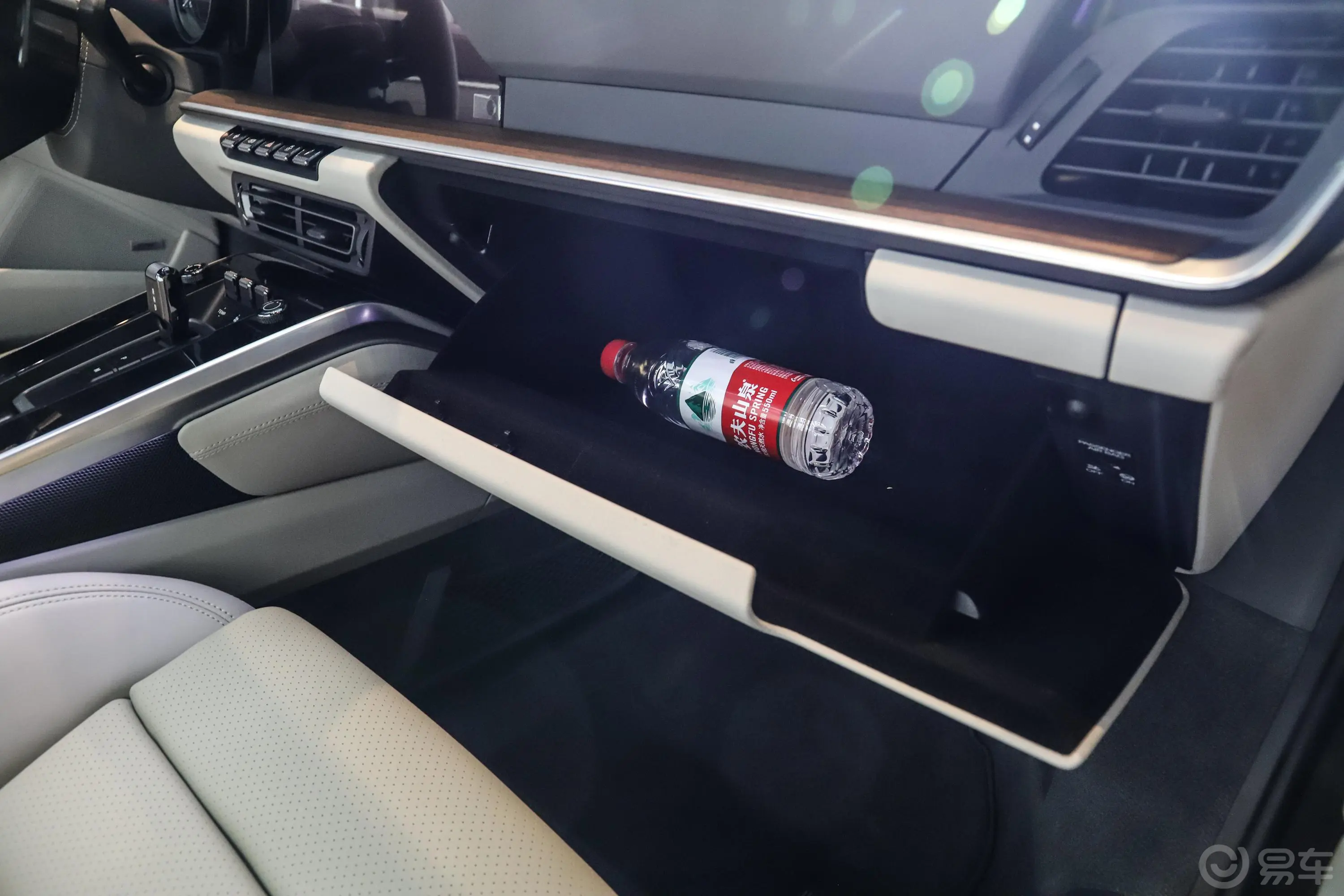 保时捷911Carrera Cabriolet 3.0T手套箱空间水瓶横置