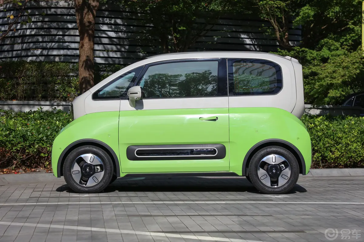 宝骏KiWi EV305km 艺术家 多氟多新能源31.9kWh三元锂外观