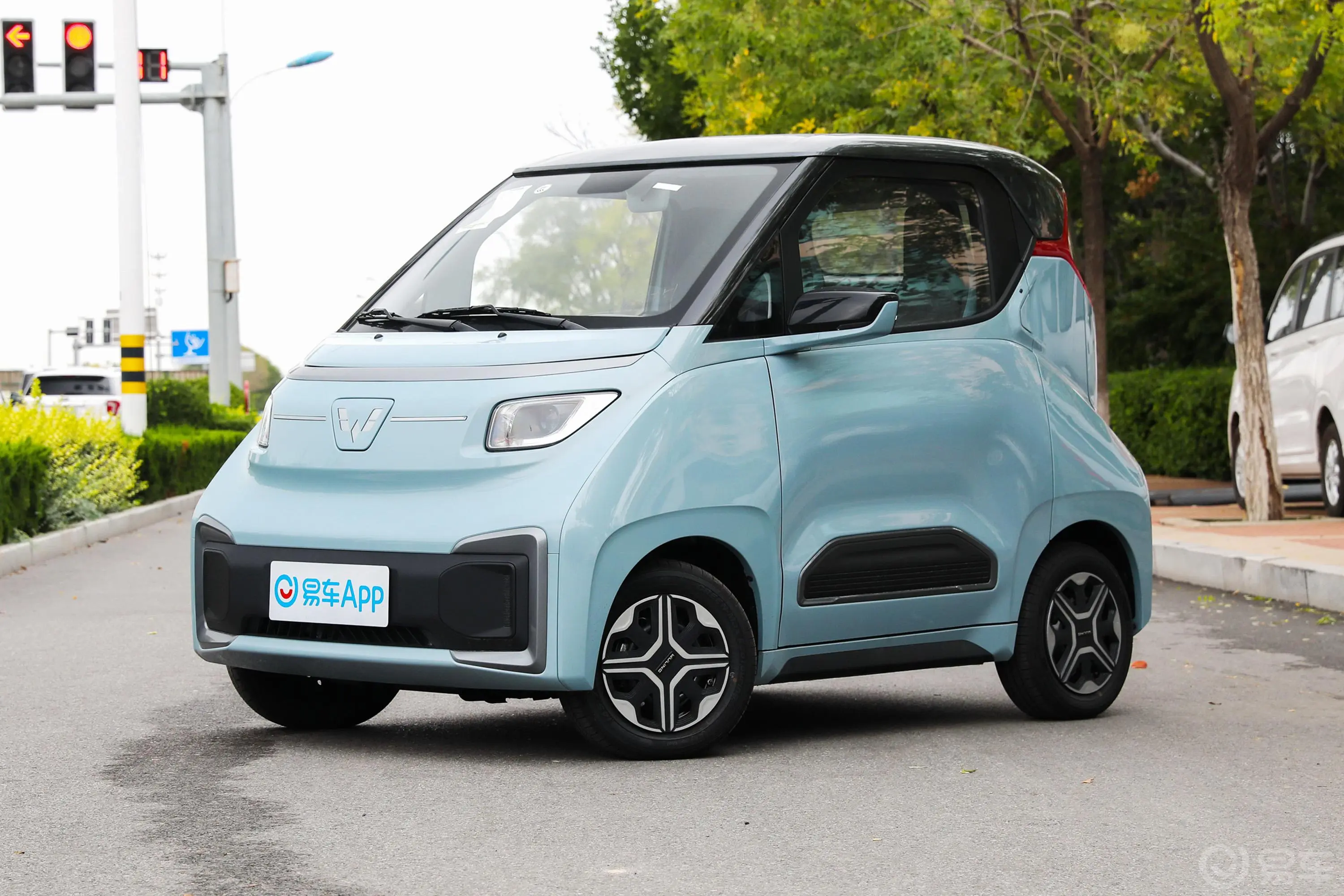 五菱NanoEV305km 热爱款侧前45度车头向左水平