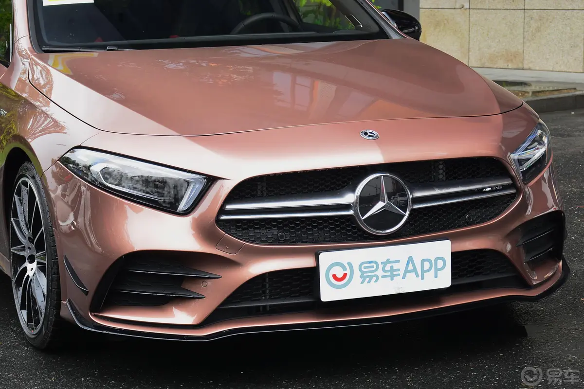 奔驰A级 AMG(进口)改款 AMG A 35 4MATIC前格栅侧俯拍