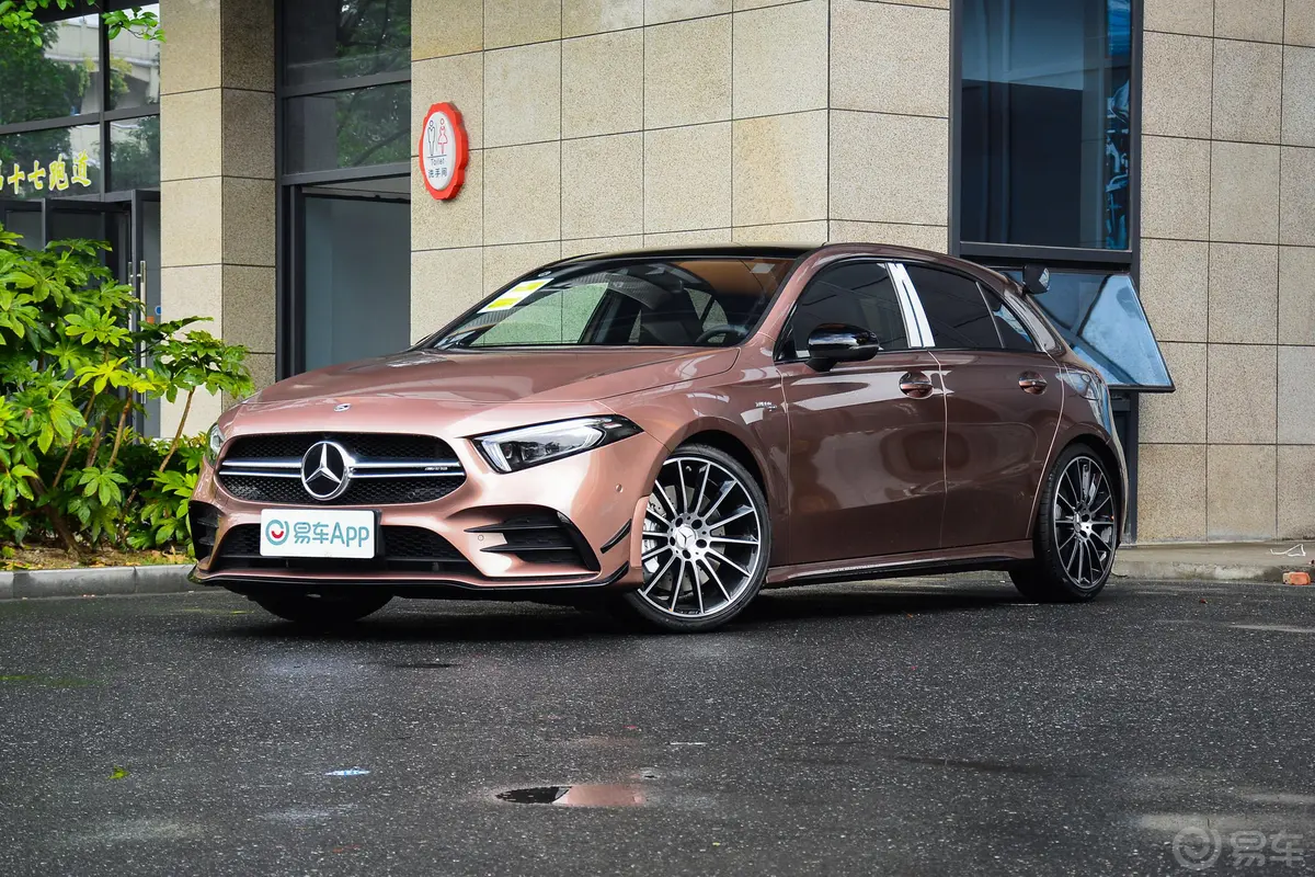 奔驰A级 AMG(进口)改款 AMG A 35 4MATIC侧前45度车头向左水平