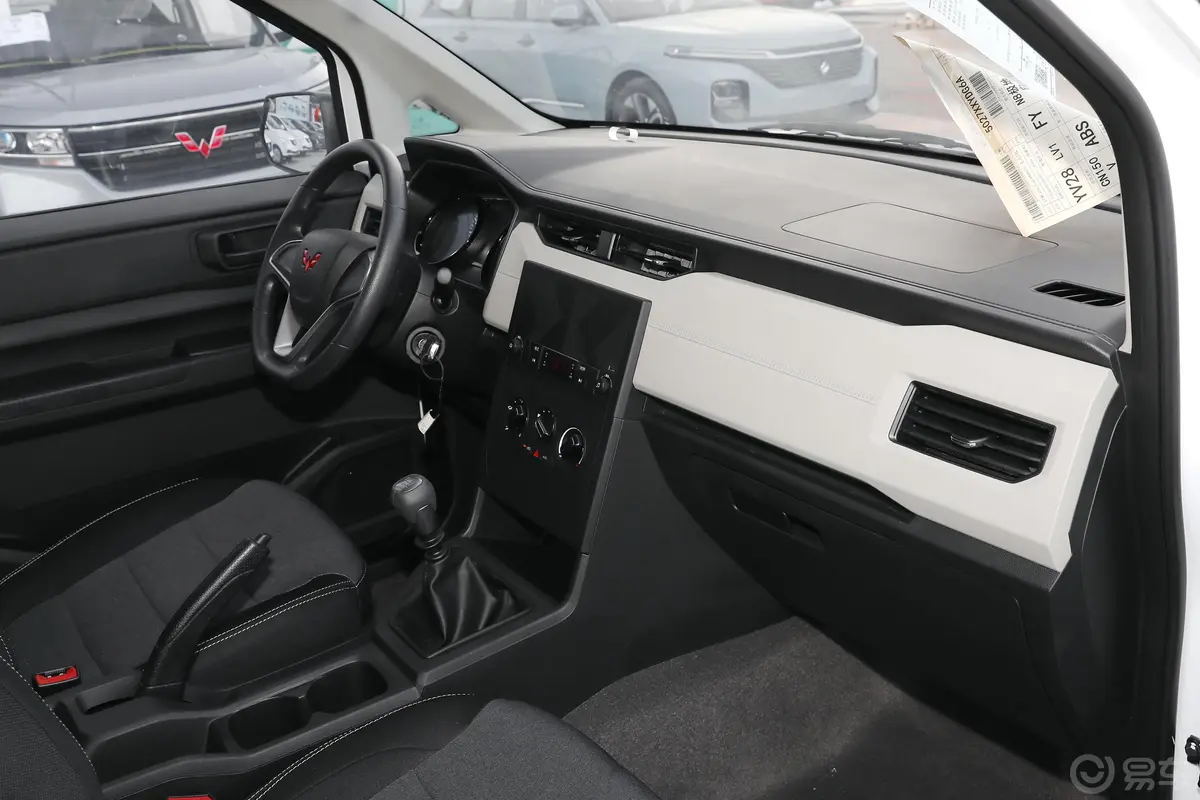 五菱征程1.5T 舒适型封窗车内饰全景副驾驶员方向