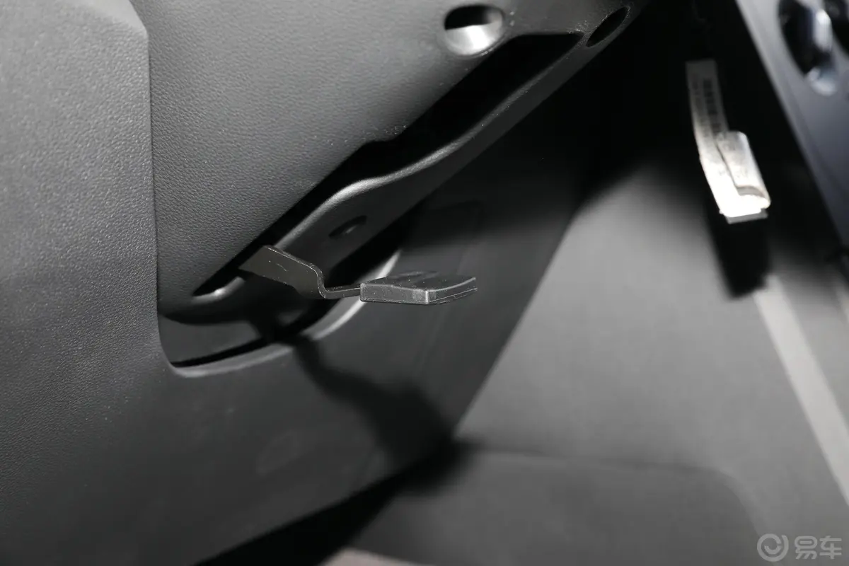 五菱征程1.5T 舒适型封窗车方向盘调节