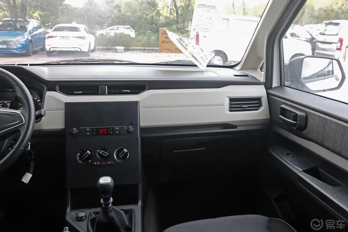 五菱征程1.5T 舒适型封窗车副驾驶位区域