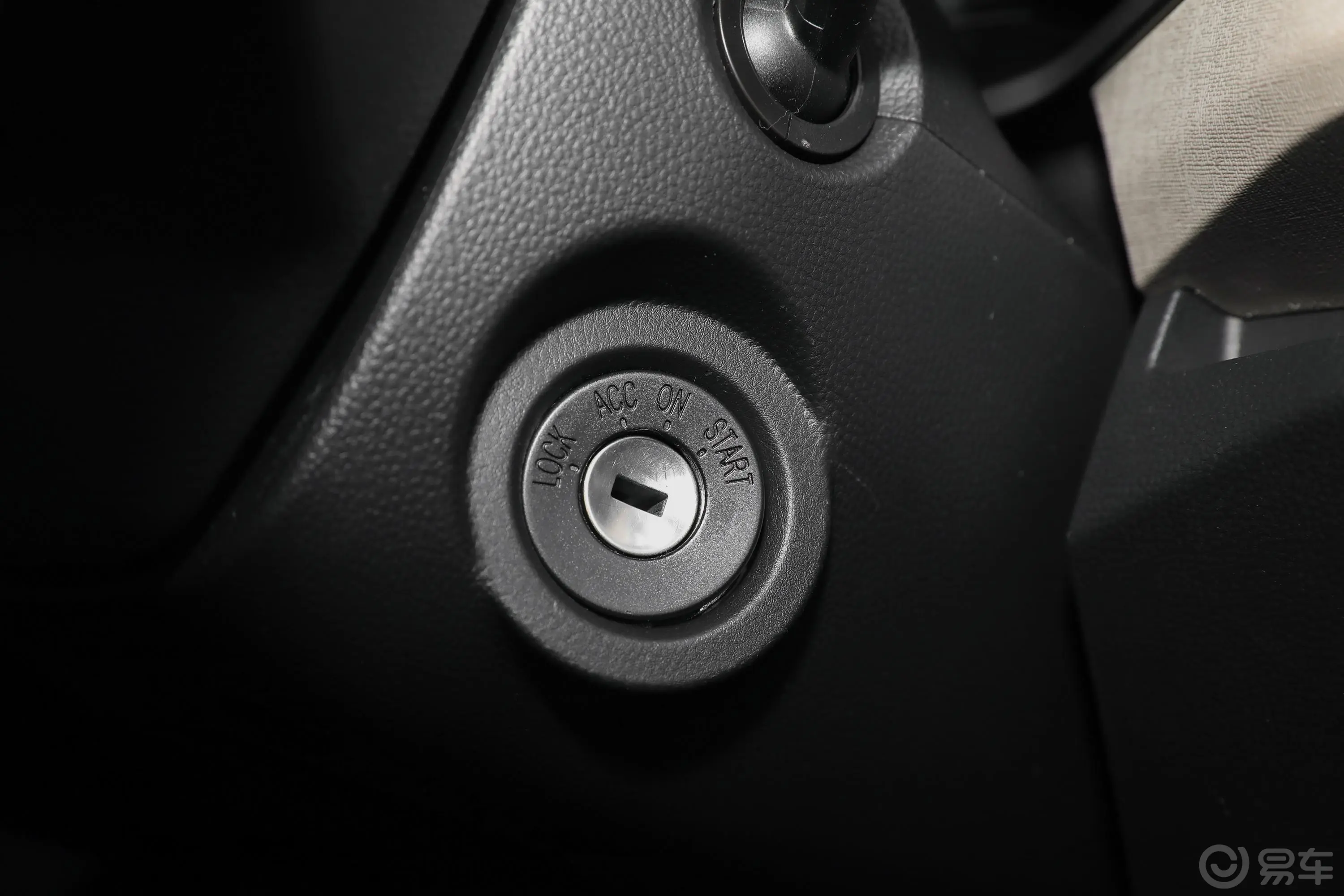 五菱征程1.5T 舒适型封窗车钥匙孔或一键启动按键