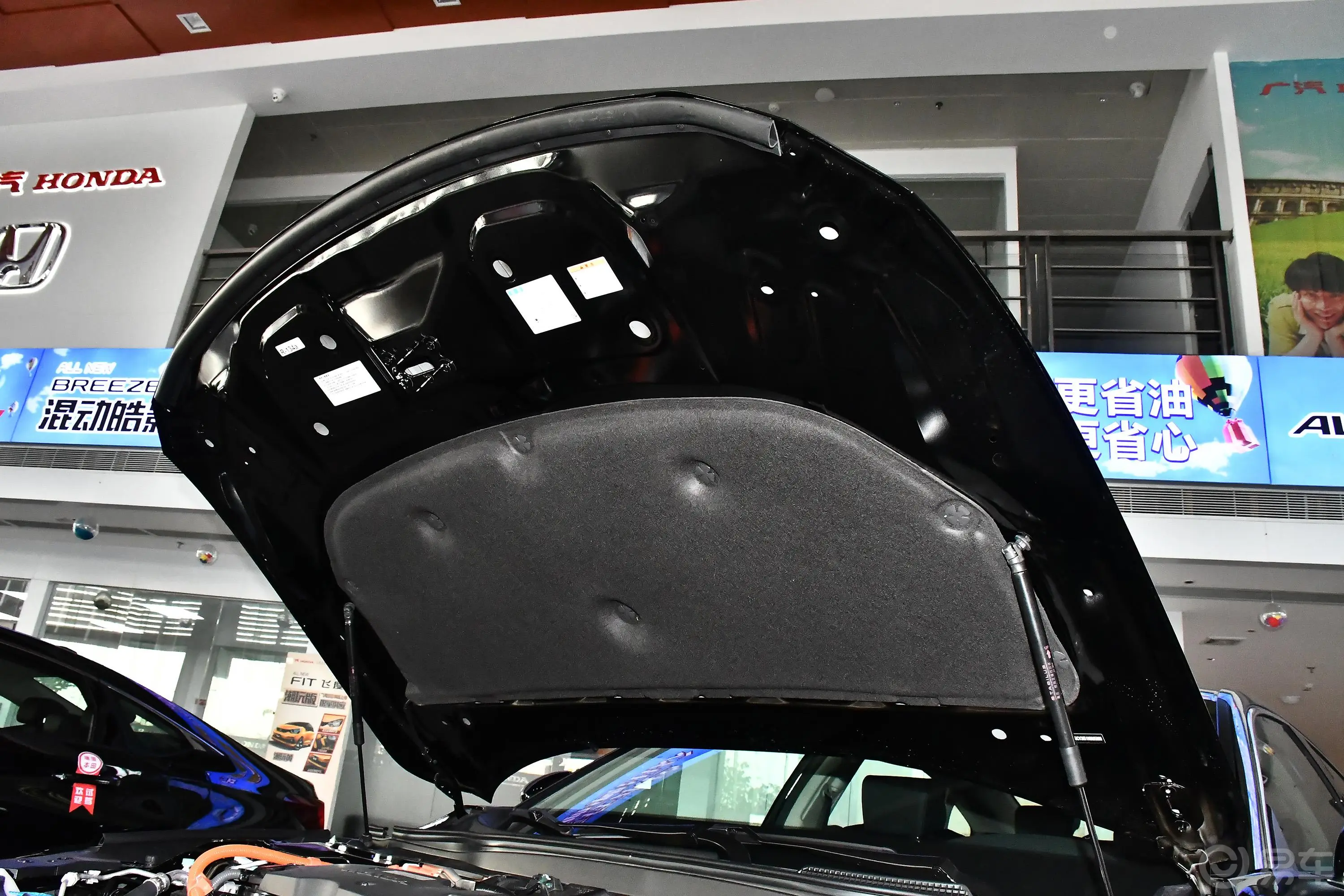 雅阁混动 2.0L E-CVT 锐领版前舱盖内侧