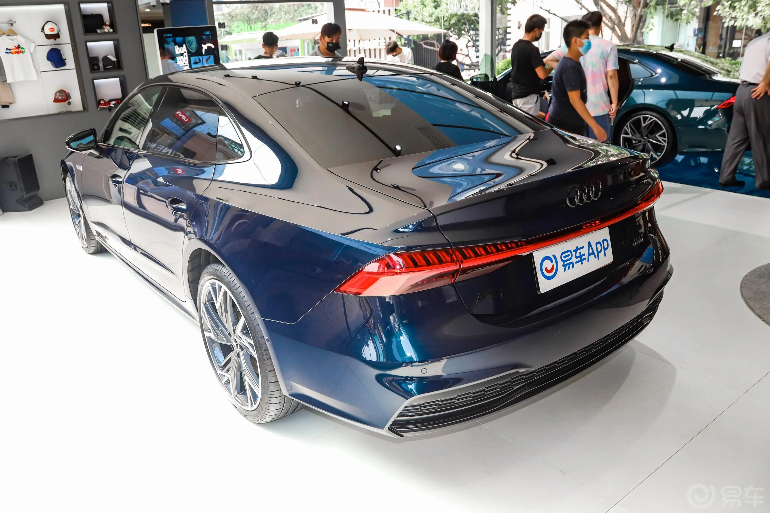 奥迪A7L55 TFSI quattro S-line 先行版侧后45度车头向左水平