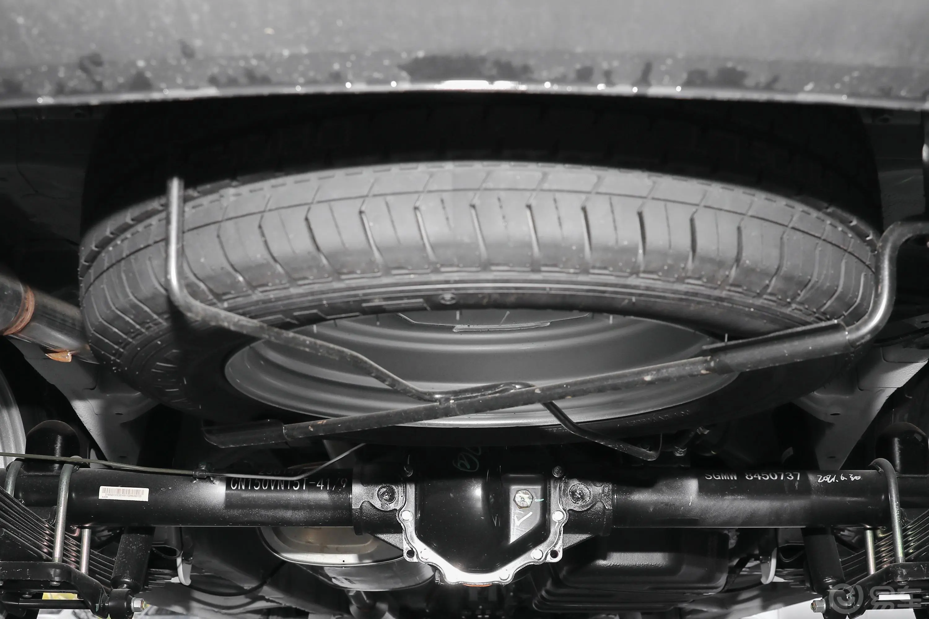 五菱征程1.5T 舒适型封窗车备胎