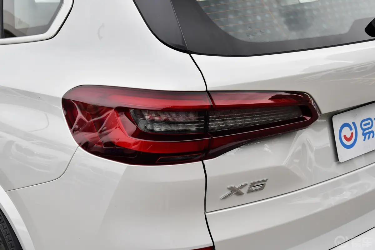 宝马X5 插电混动(进口)改款 xDrive45e M运动套装尾灯侧45度俯拍