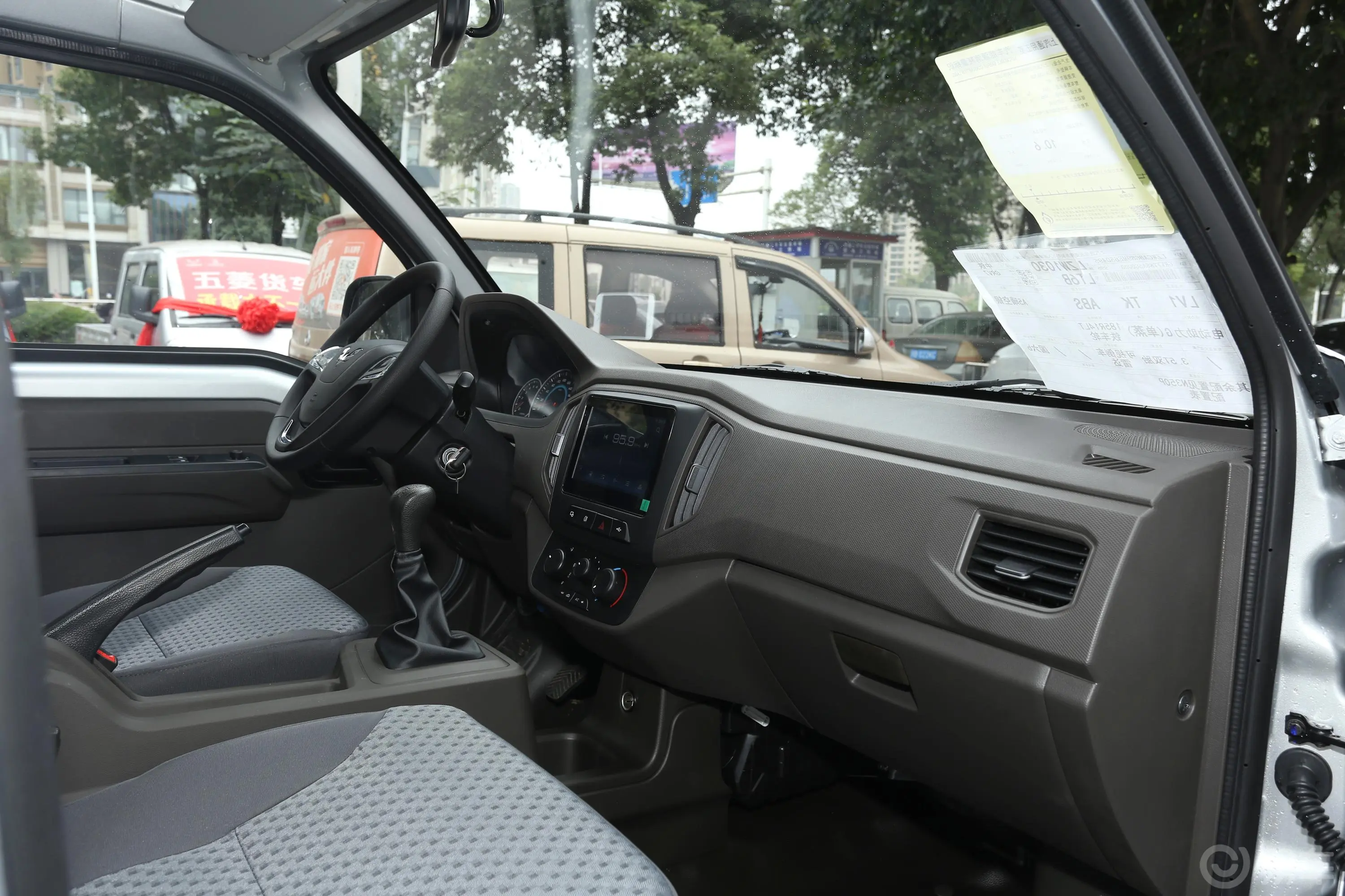 五菱荣光新卡1.8 手动 单排后双轮舒适型内饰全景副驾驶员方向