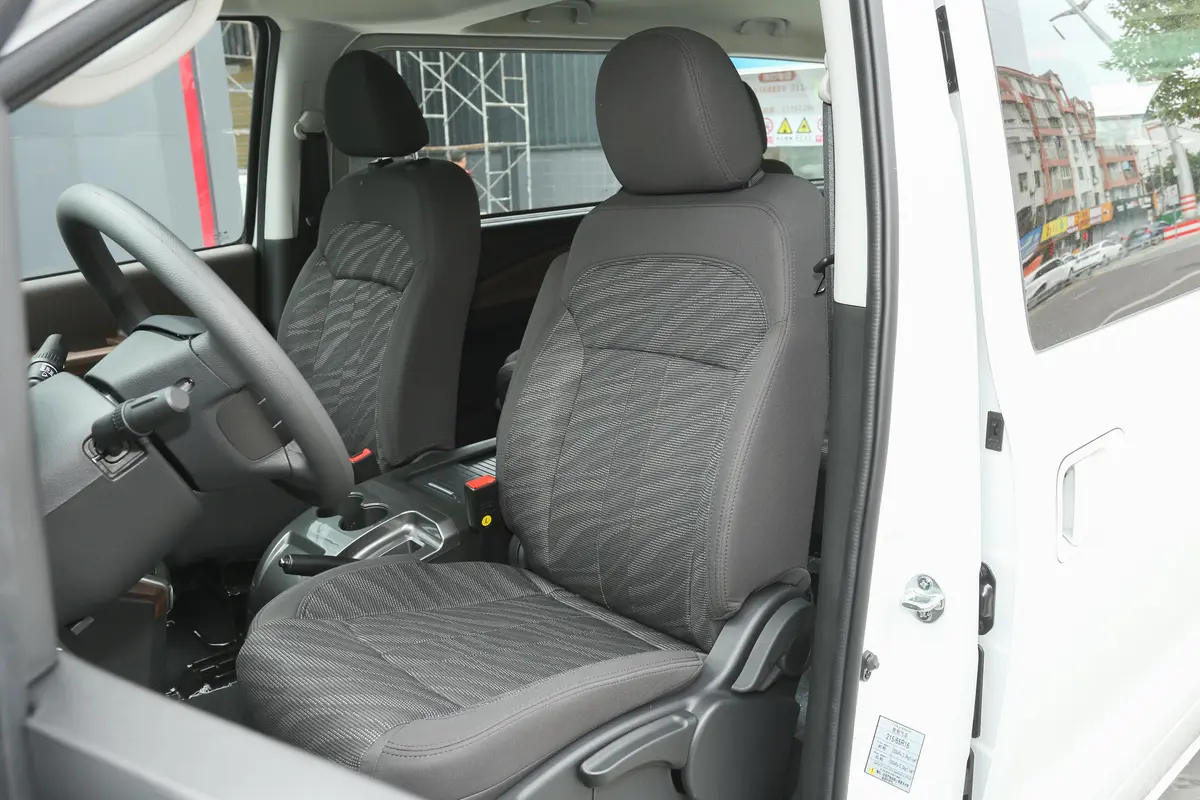菱智PLUS2.0L 手动 舒适型 7座 CNG驾驶员座椅
