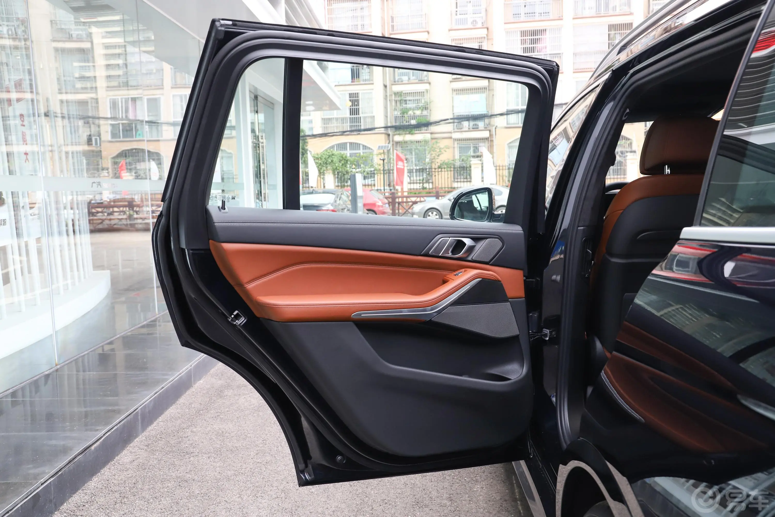 宝马X7改款 xDrive40i 尊享型 M运动套装驾驶员侧后车门