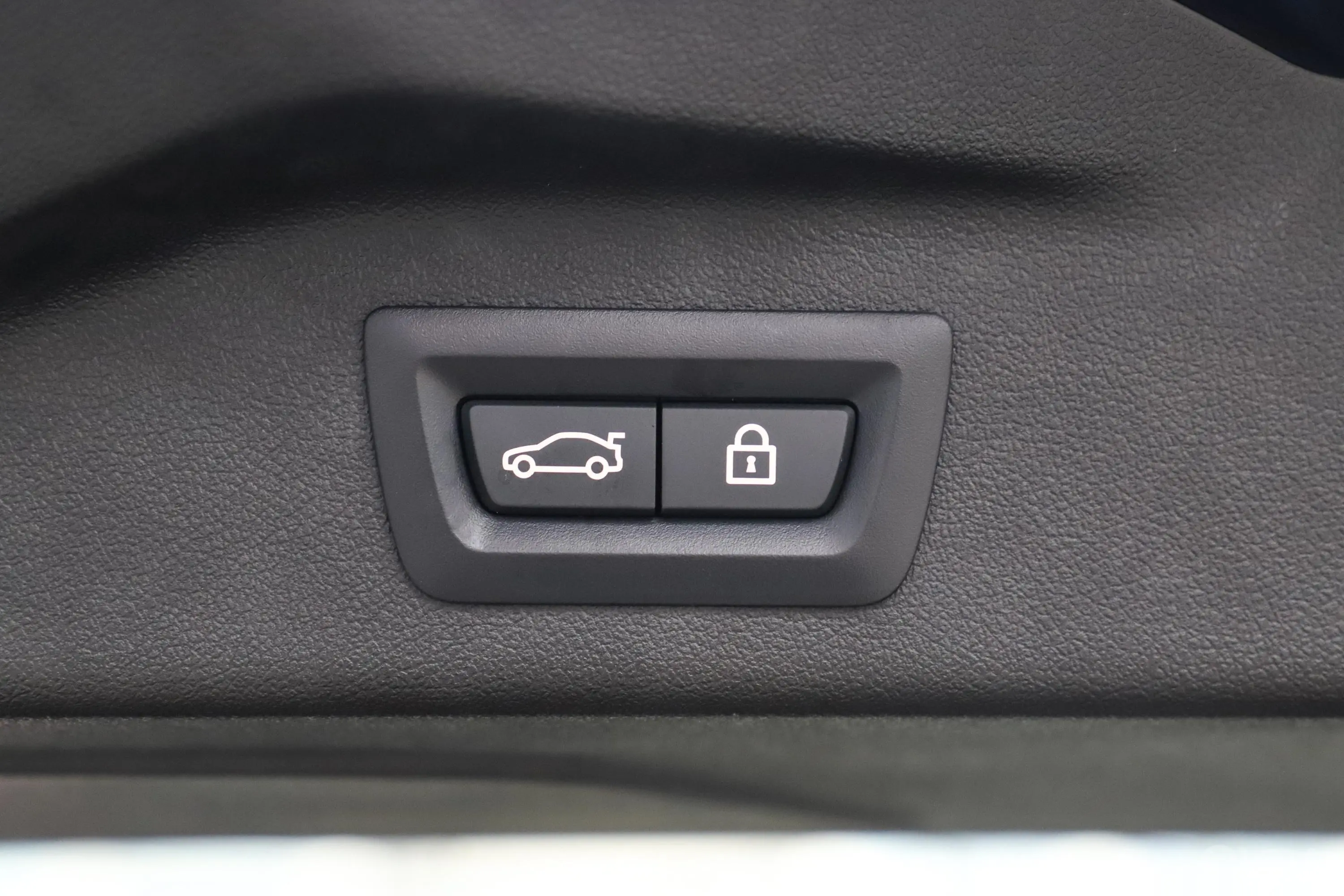 宝马X7改款 xDrive40i 尊享型 M运动套装电动尾门按键（手动扶手）