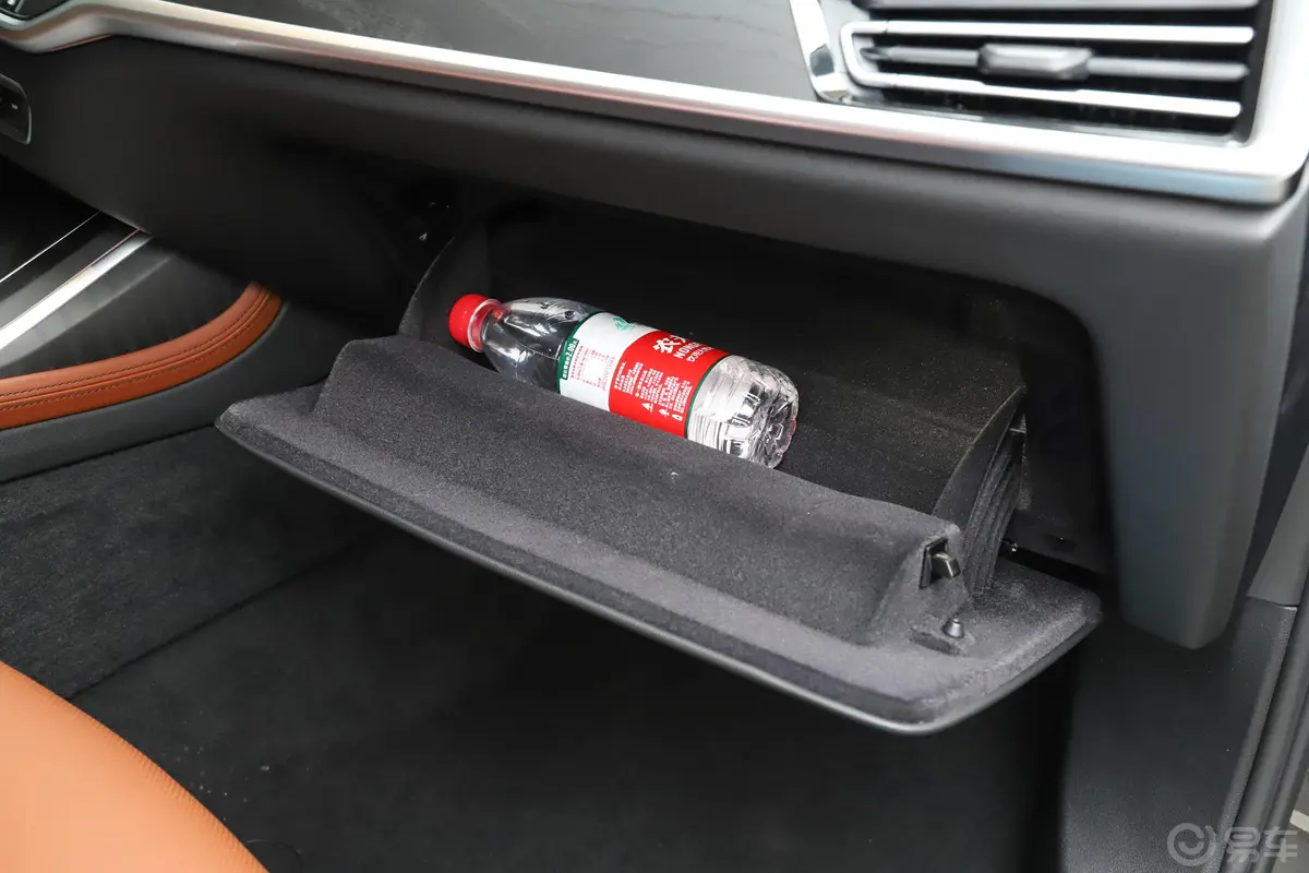 宝马X7改款 xDrive40i 尊享型 M运动套装手套箱空间水瓶横置