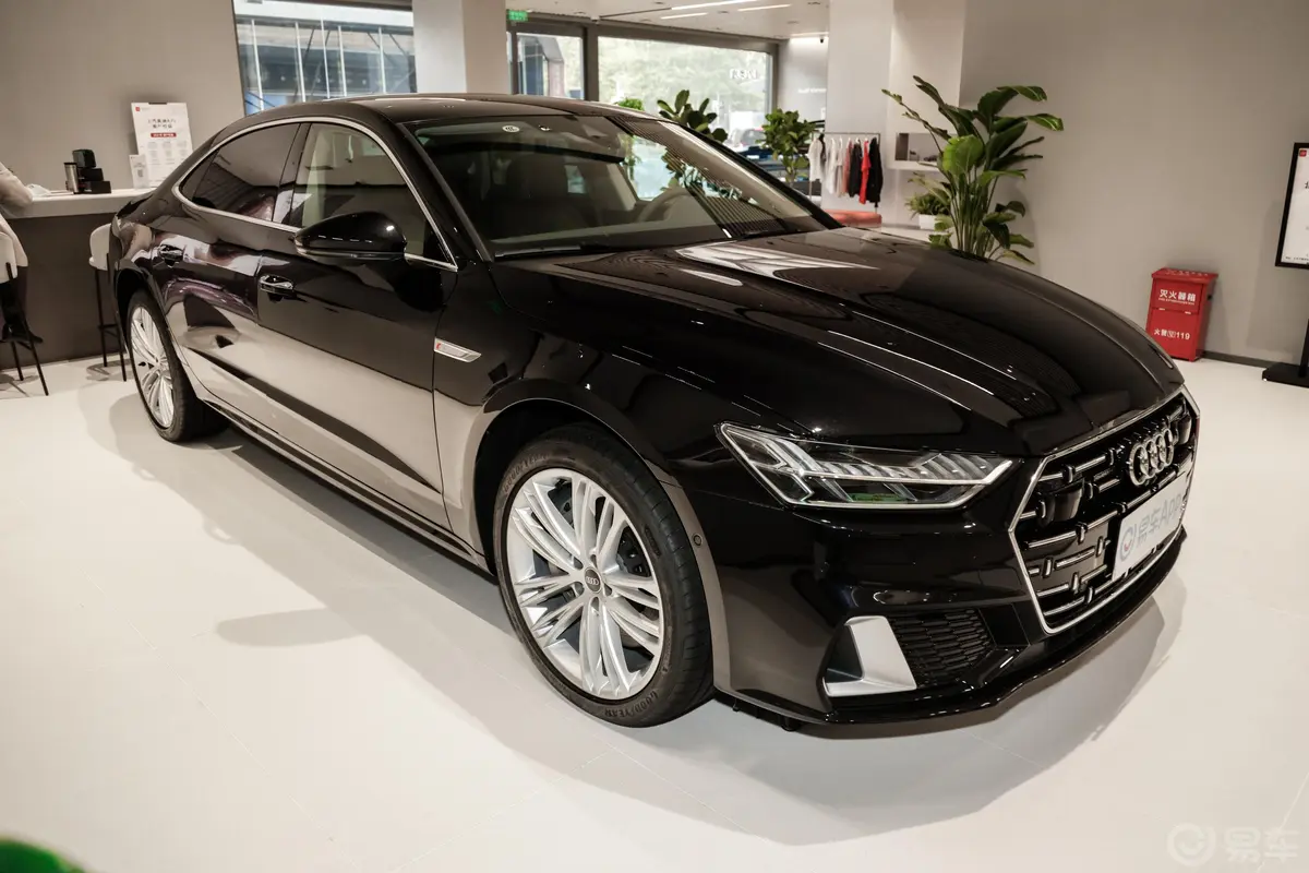 奥迪A7L55 TFSI quattro S-line 志远型 流晶套装侧前45度车头向右水平