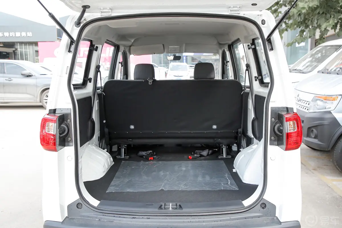 欧诺S欧诺S 1.5L 客车智享版(无空调)后备厢空间特写