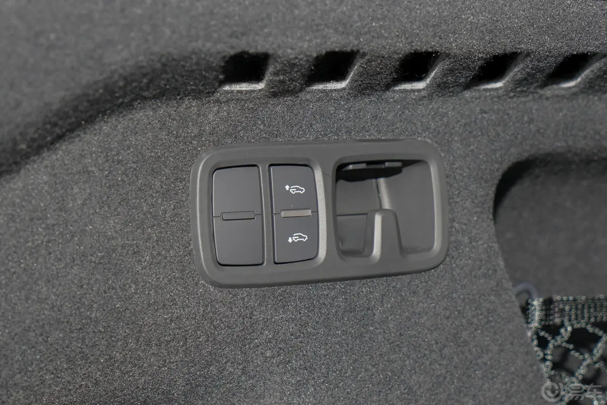 奥迪Q845 TFSI quattro 豪华动感型后备箱内座椅放倒按钮