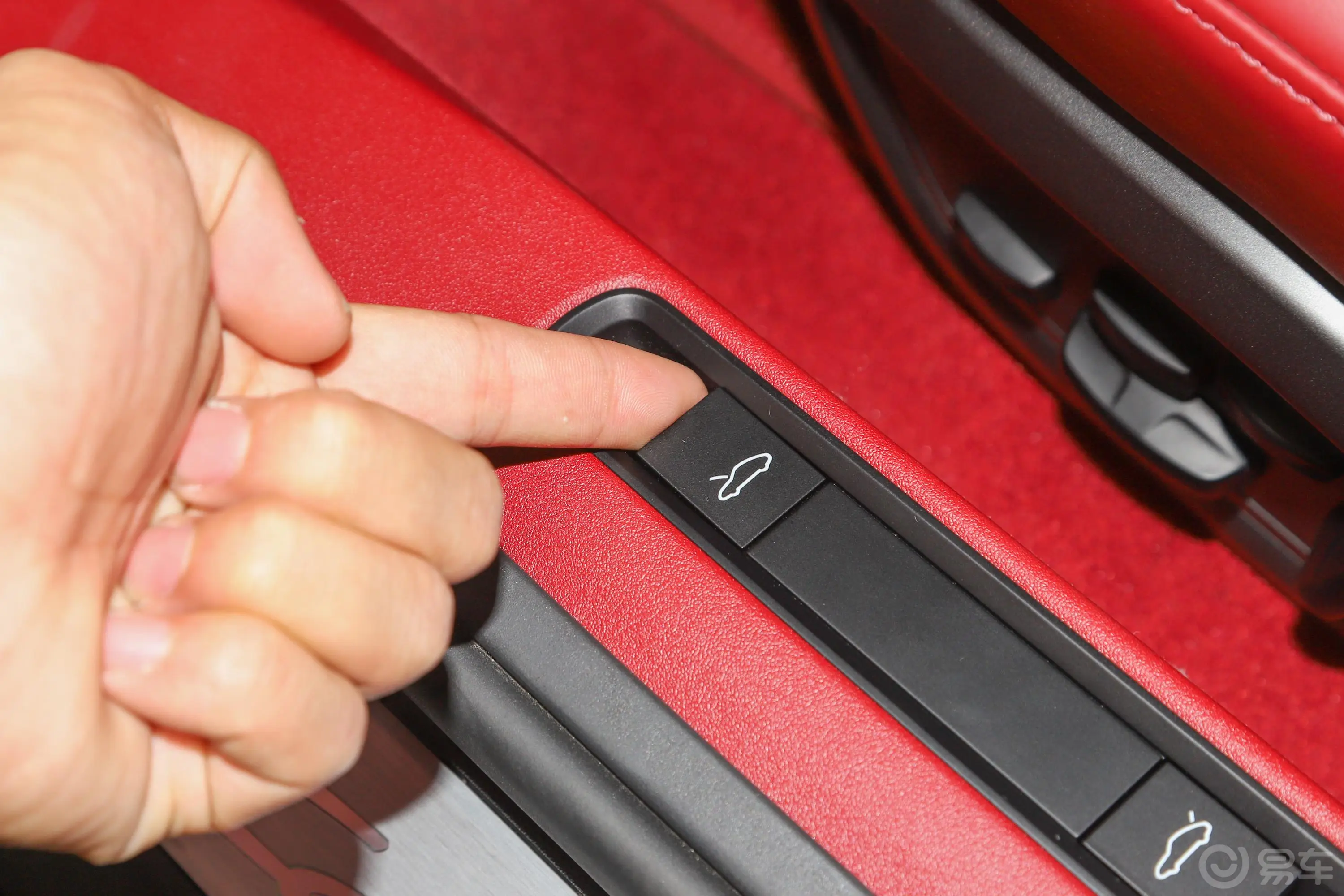 保时捷911Carrera 4S Cabriolet 3.0T电动尾门按键（手动扶手）