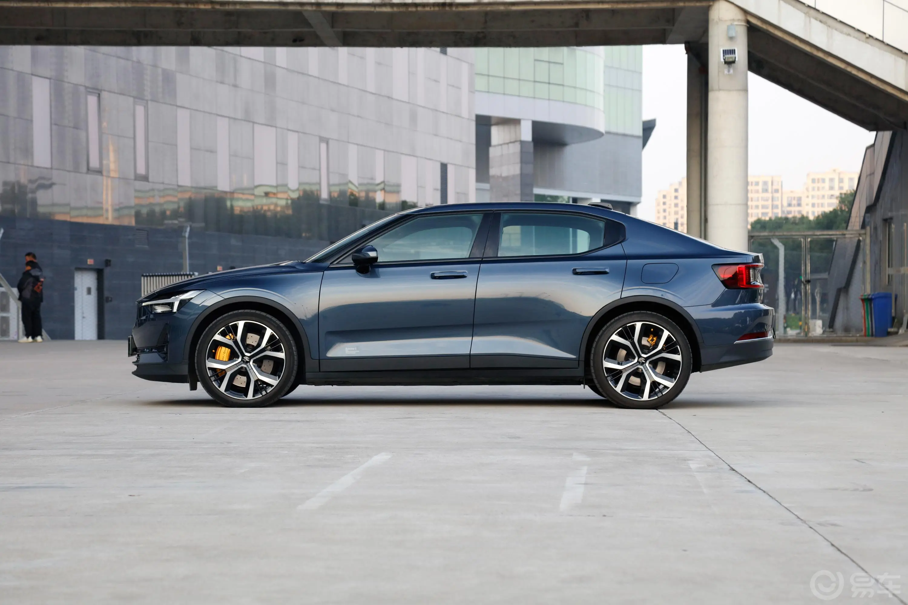 Polestar 2512km 双电机长续航版正侧车头向左水平