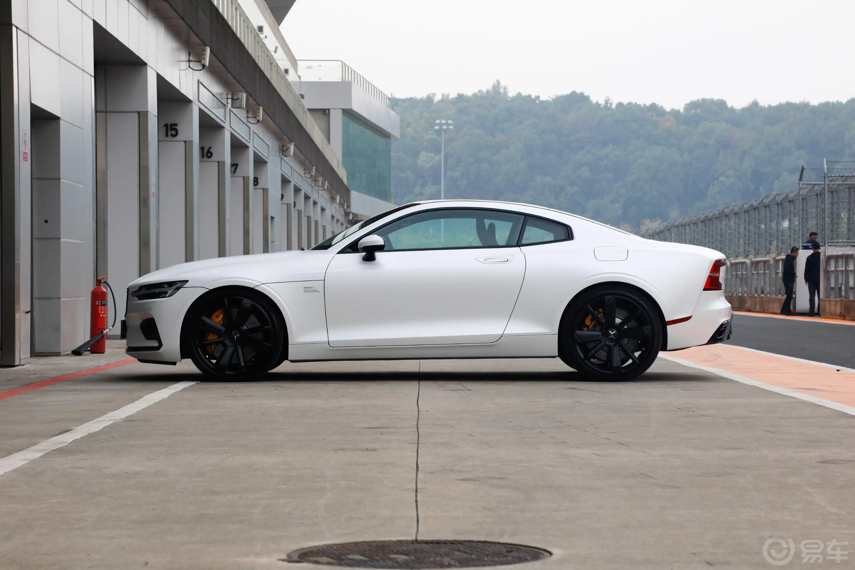 Polestar 12.0T 135km 标准型正侧车头向左水平