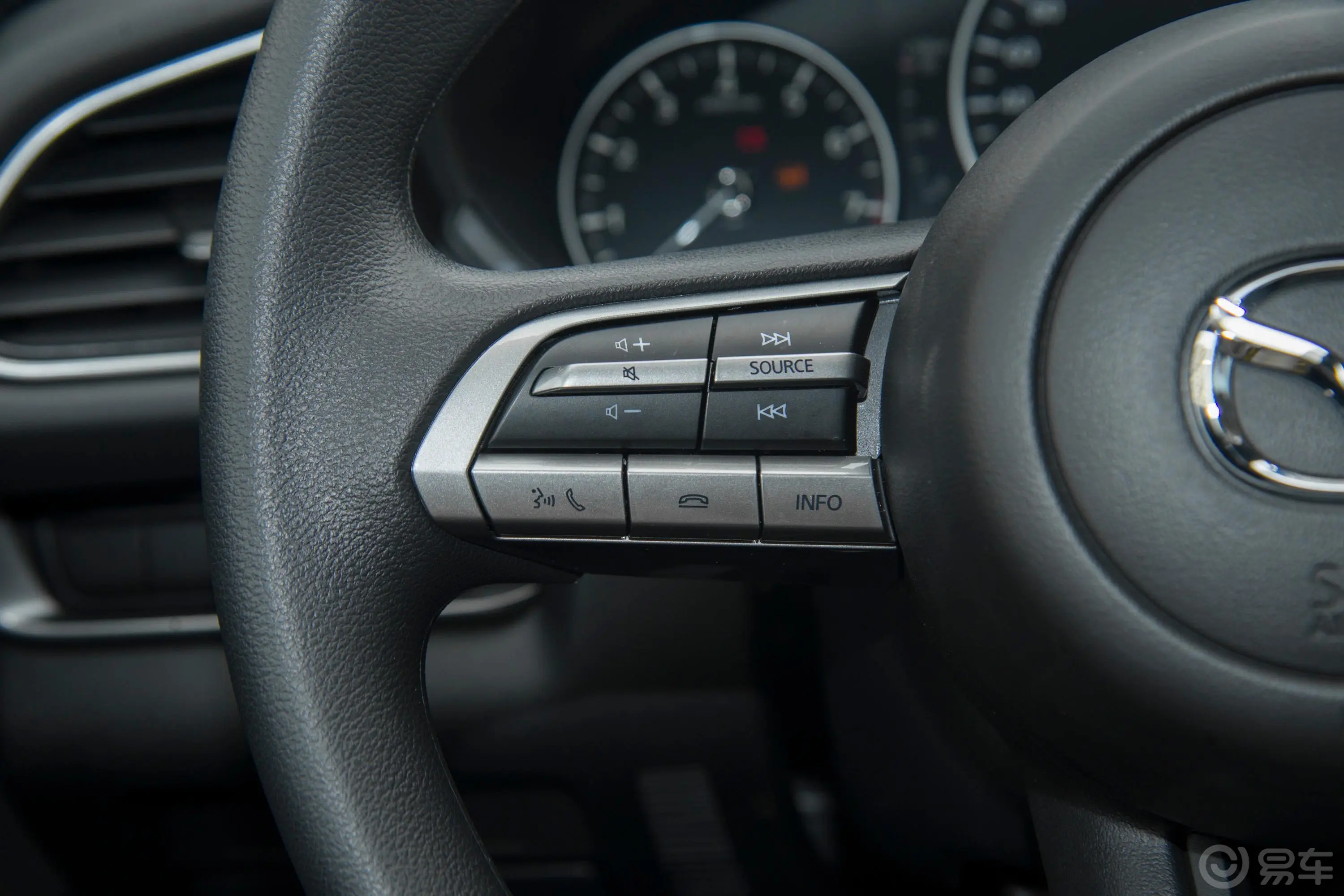 马自达CX-302.0L 自动尚悦型左侧方向盘功能按键