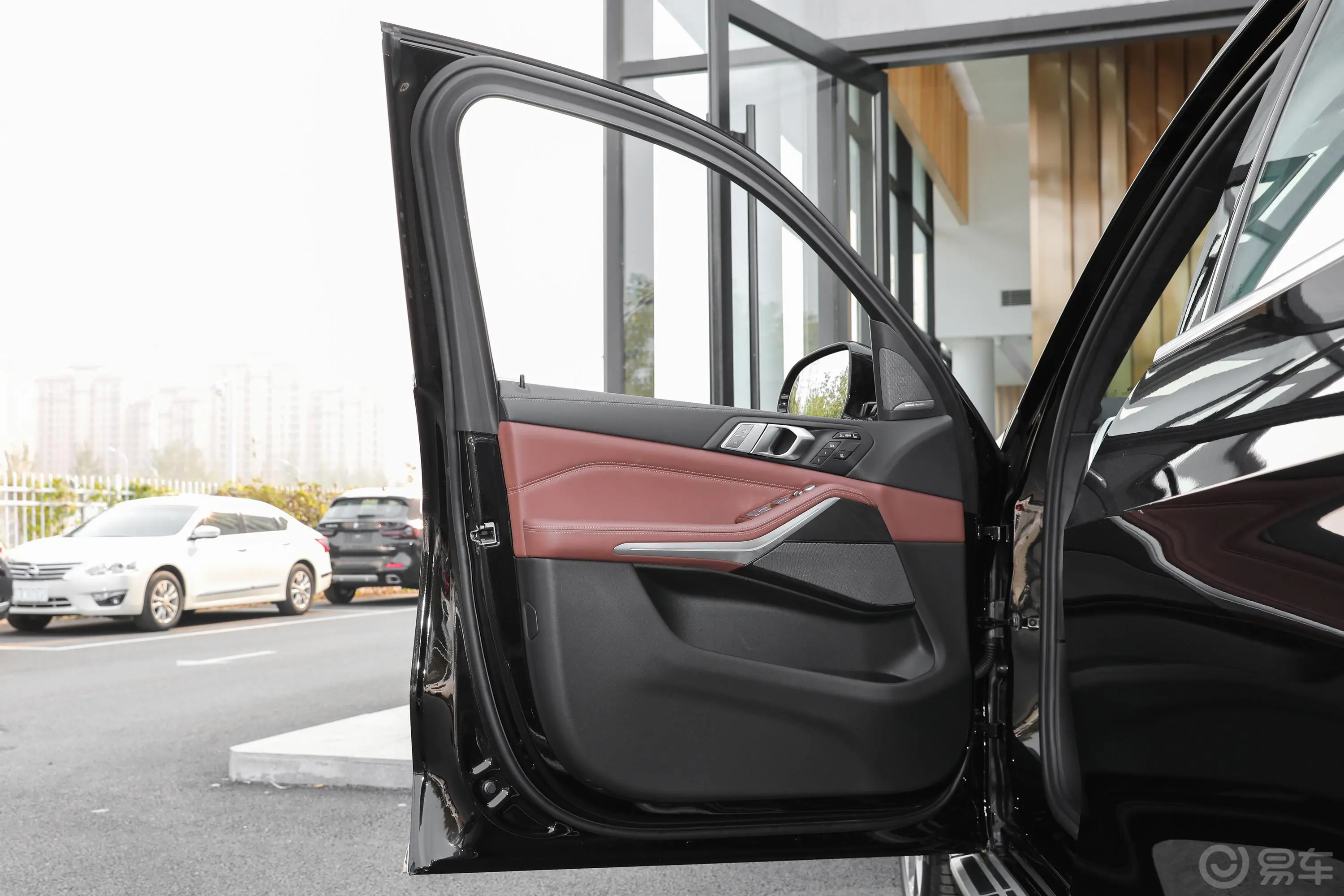 宝马X7改款 xDrive40i 尊享型 豪华套装驾驶员侧前车门