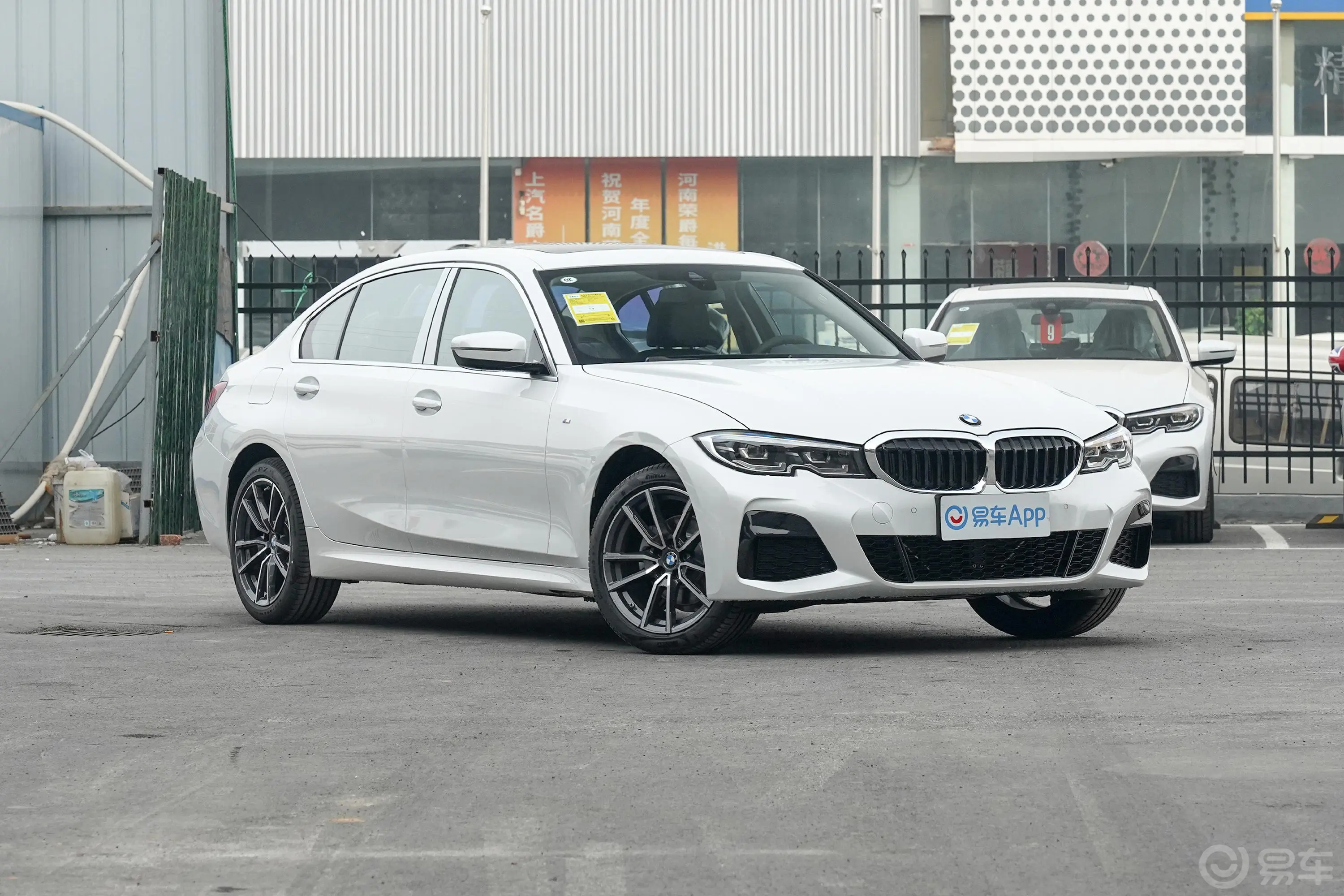 宝马3系325Li xDrive M运动套装侧前45度车头向右水平