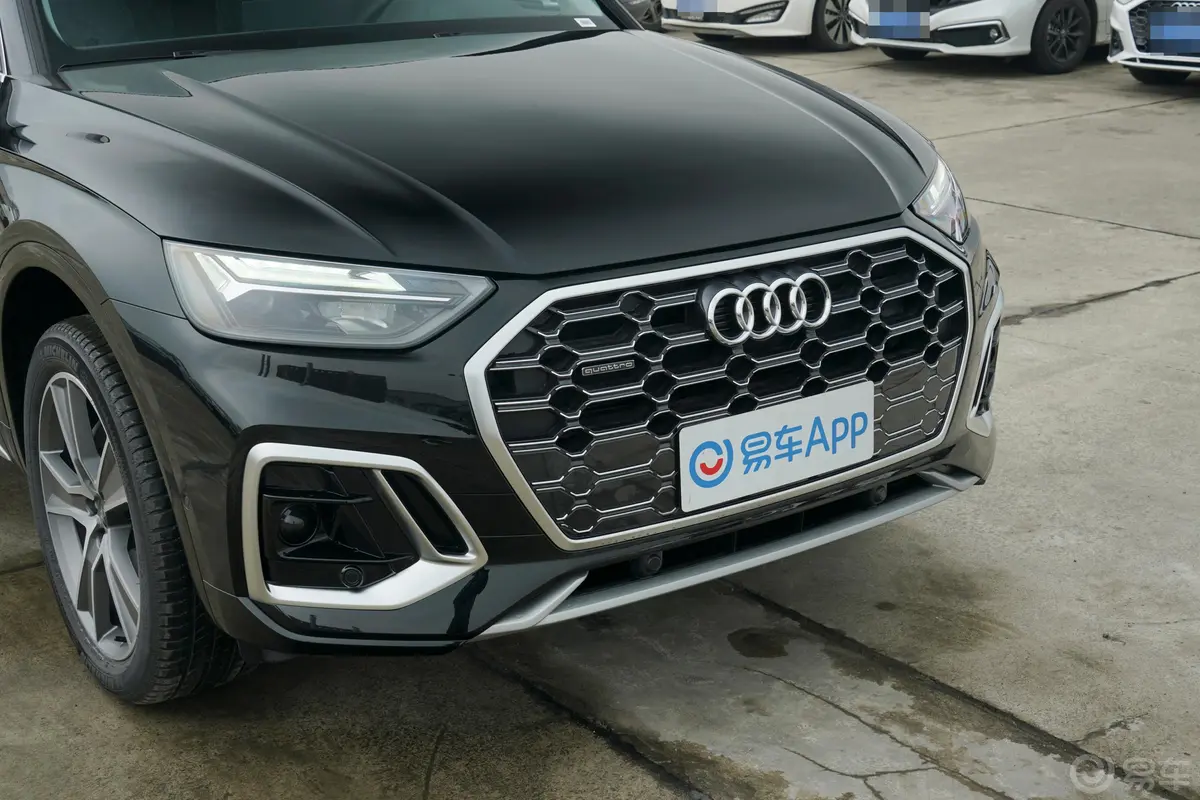 奥迪Q5L45 TFSI 豪华动感型前格栅侧俯拍