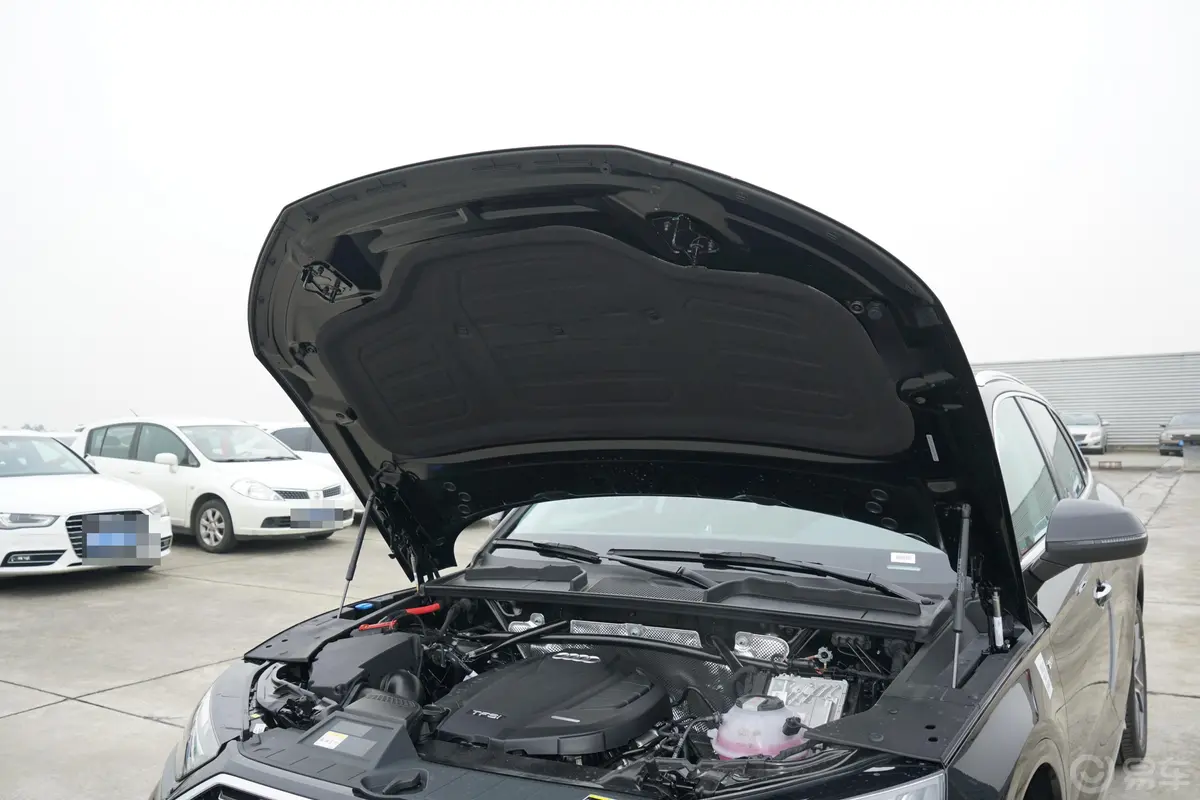 奥迪Q5L45 TFSI 豪华动感型发动机舱盖内侧