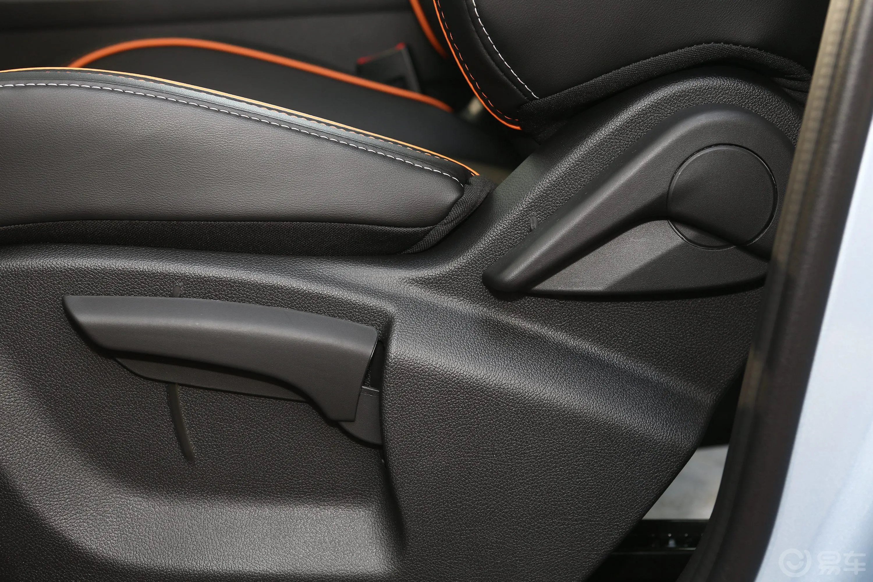 长安欧尚X7 PLUS蓝鲸版 1.5T 双离合尊享型 5座主驾座椅调节