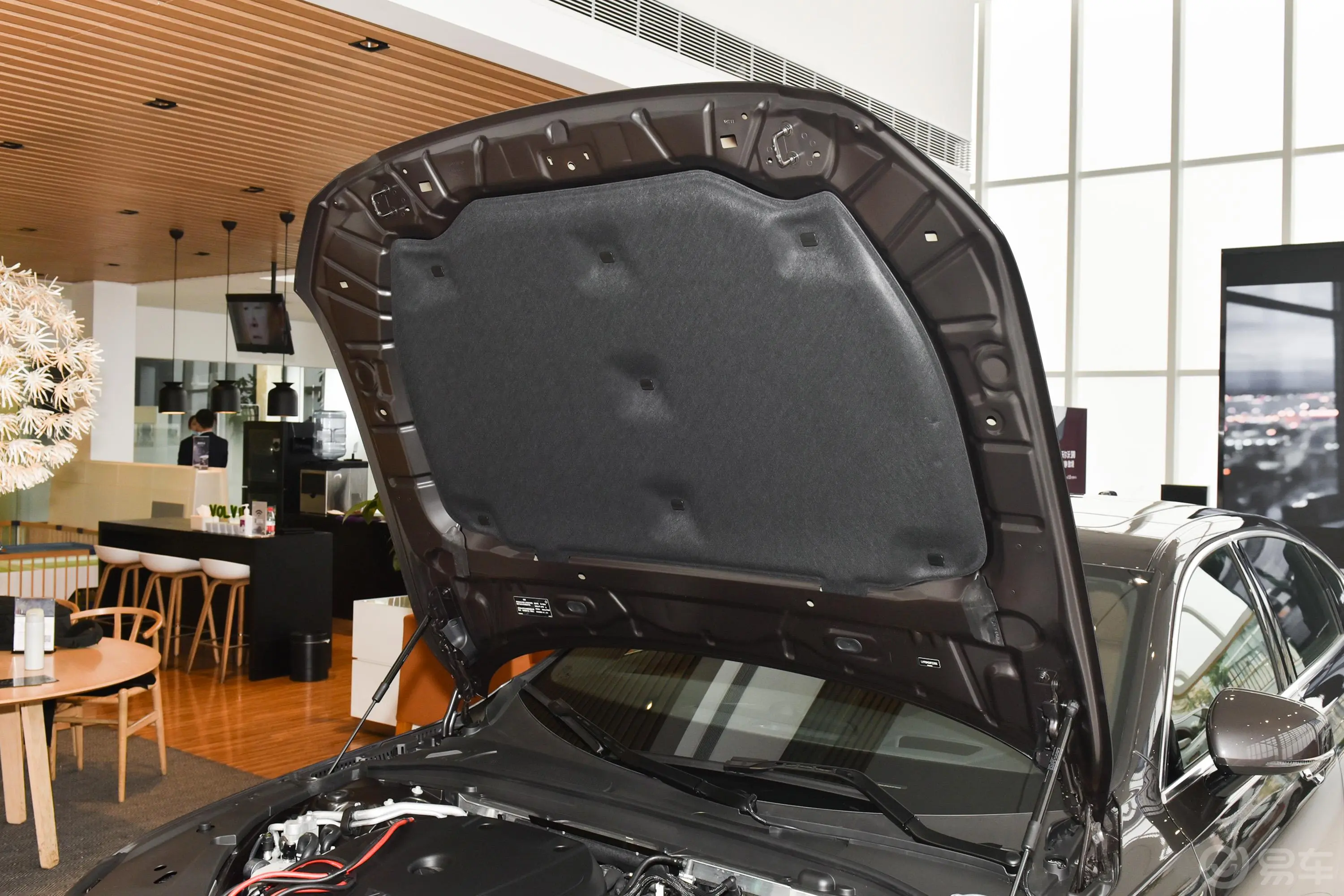 沃尔沃S90 RECHARGET8 智雅豪华版发动机舱盖内侧