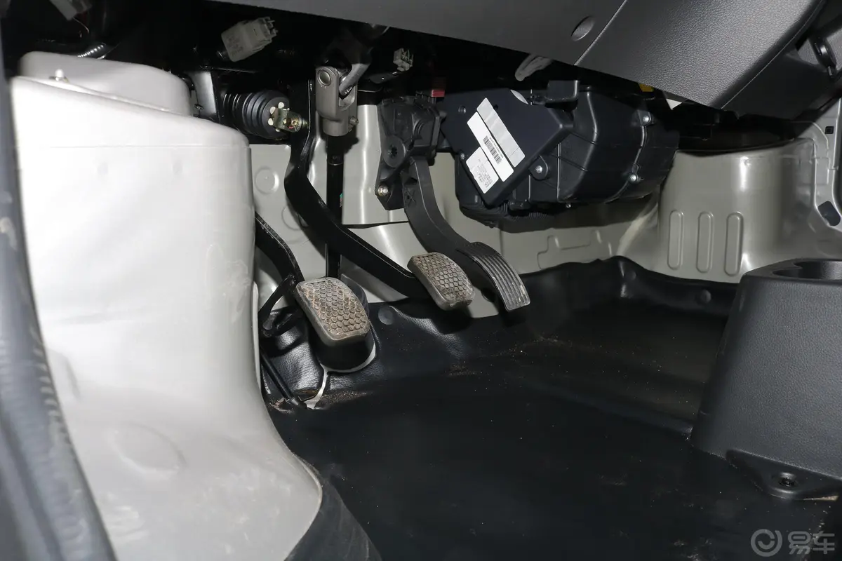 新豹T11.2L 单排单后轮长箱 载货汽车 舒适版内饰