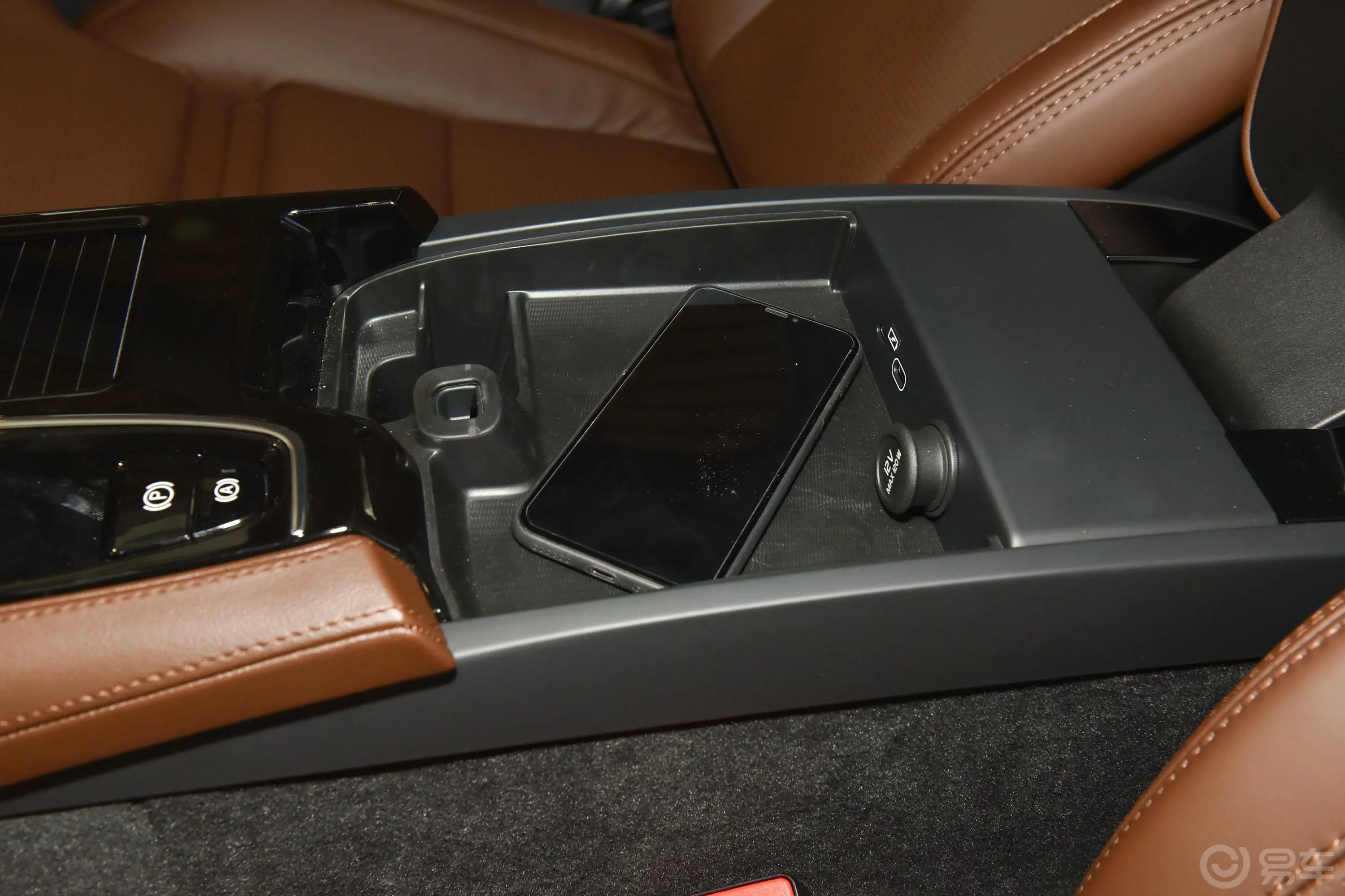 沃尔沃S90新能源T8 智雅豪华版前排扶手箱储物格