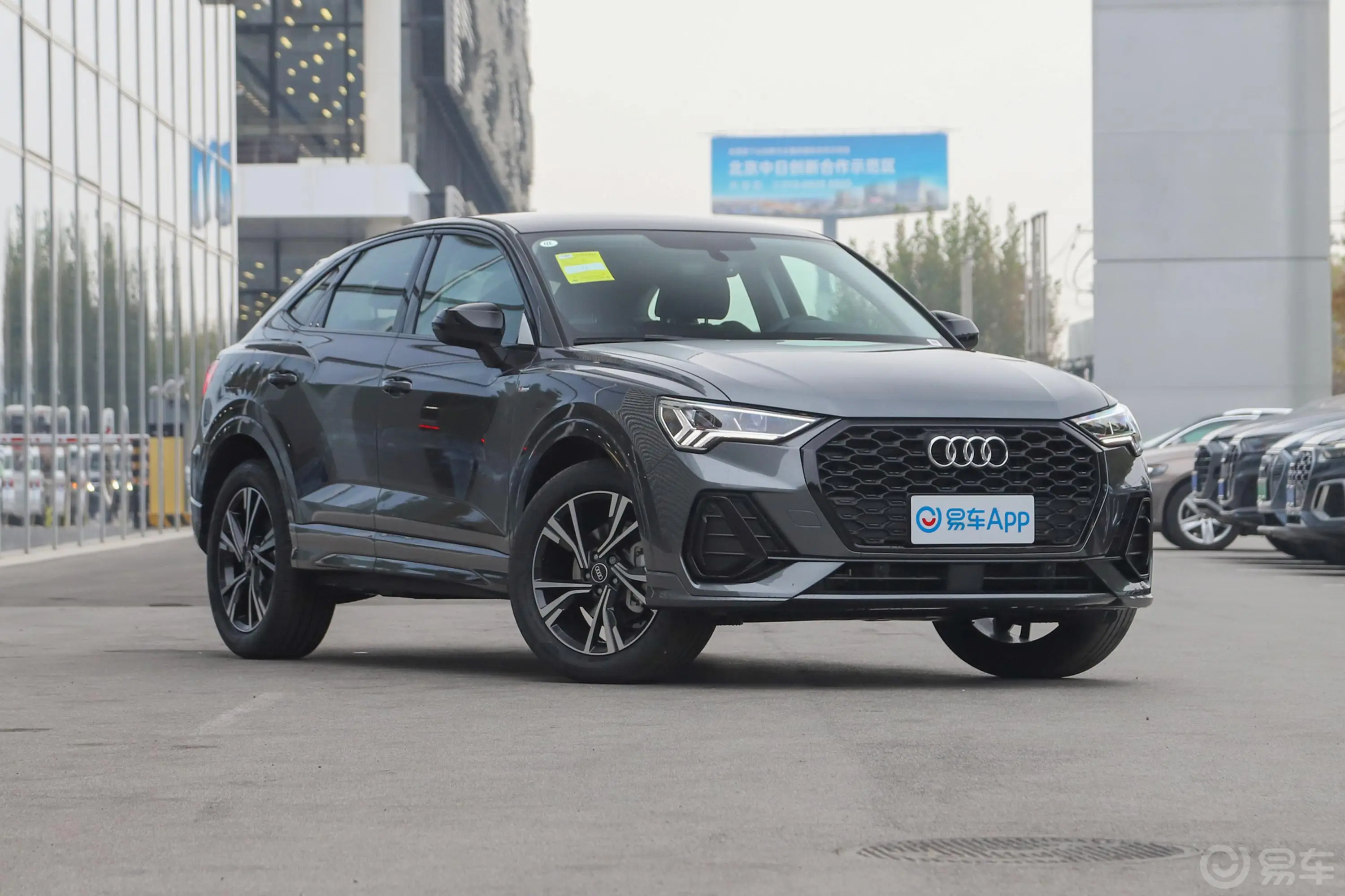 奥迪Q3 Sportback40 TFSI 时尚型侧前45度车头向右水平