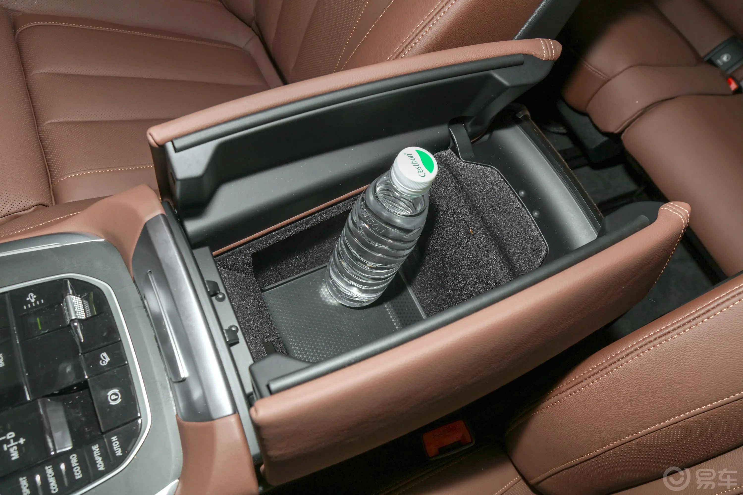 宝马X7改款 xDrive40i 领先型 豪华套装前排扶手箱储物格