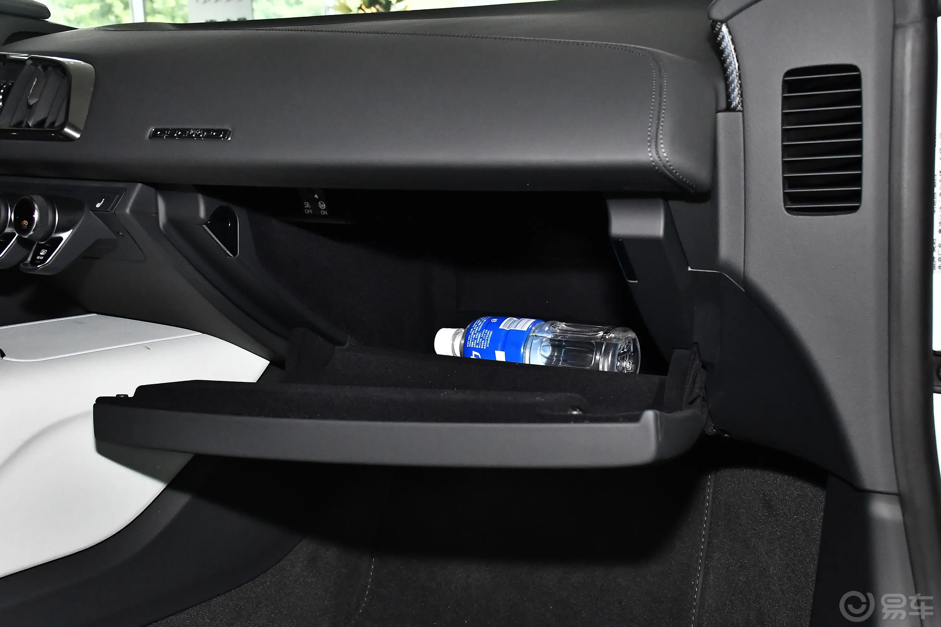 奥迪R8R8 V10 Coupe Performance手套箱空间水瓶横置